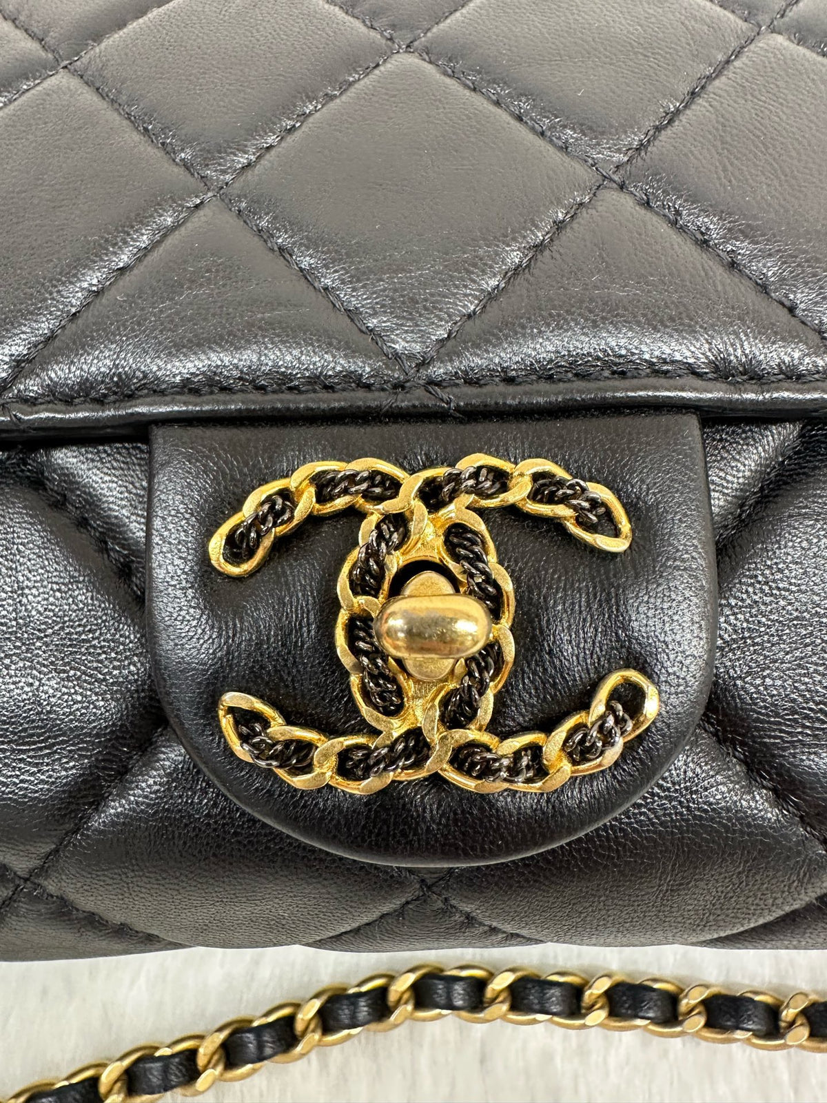 Chanel - Classic Flap 22C - Leather - Black