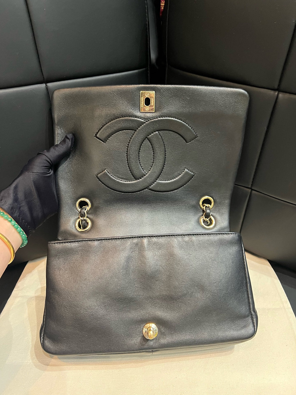 Chanel - Classic Flap - Leather - Black - (medium)