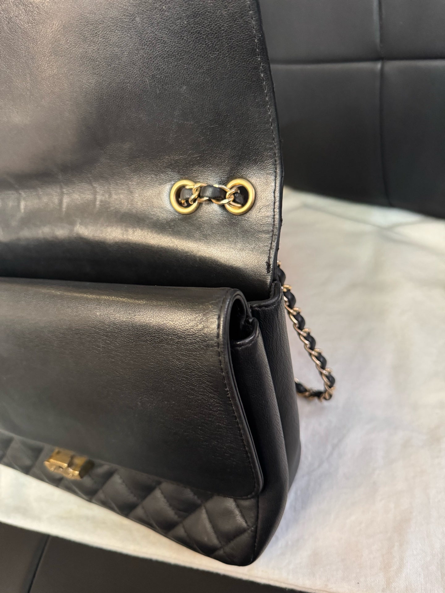 Chanel - Classic Flap - Leather - Black - (medium)