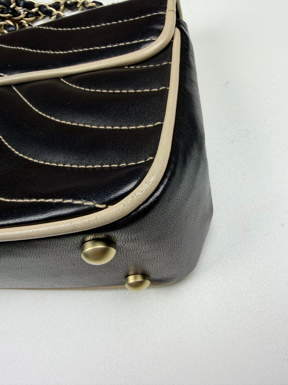 Chanel - Classic Flap - Leather - Black - (small)