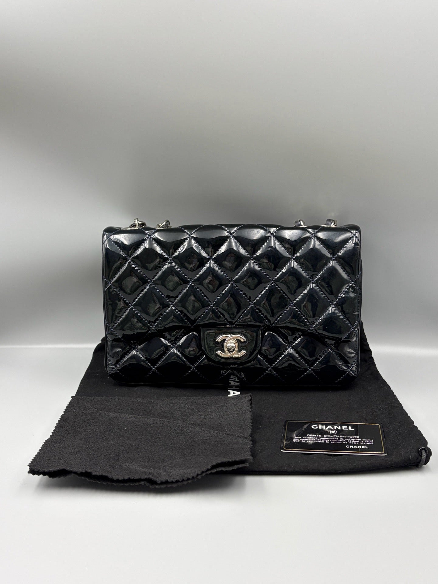 Chanel - Classic Flap - Patent leather - Black - (medium)