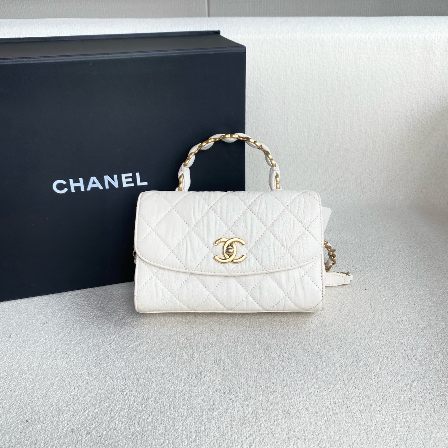 Chanel - Coco Handle Mini - Crinkled lambskin leather - White with Gold-Tone Hardware - (mini)