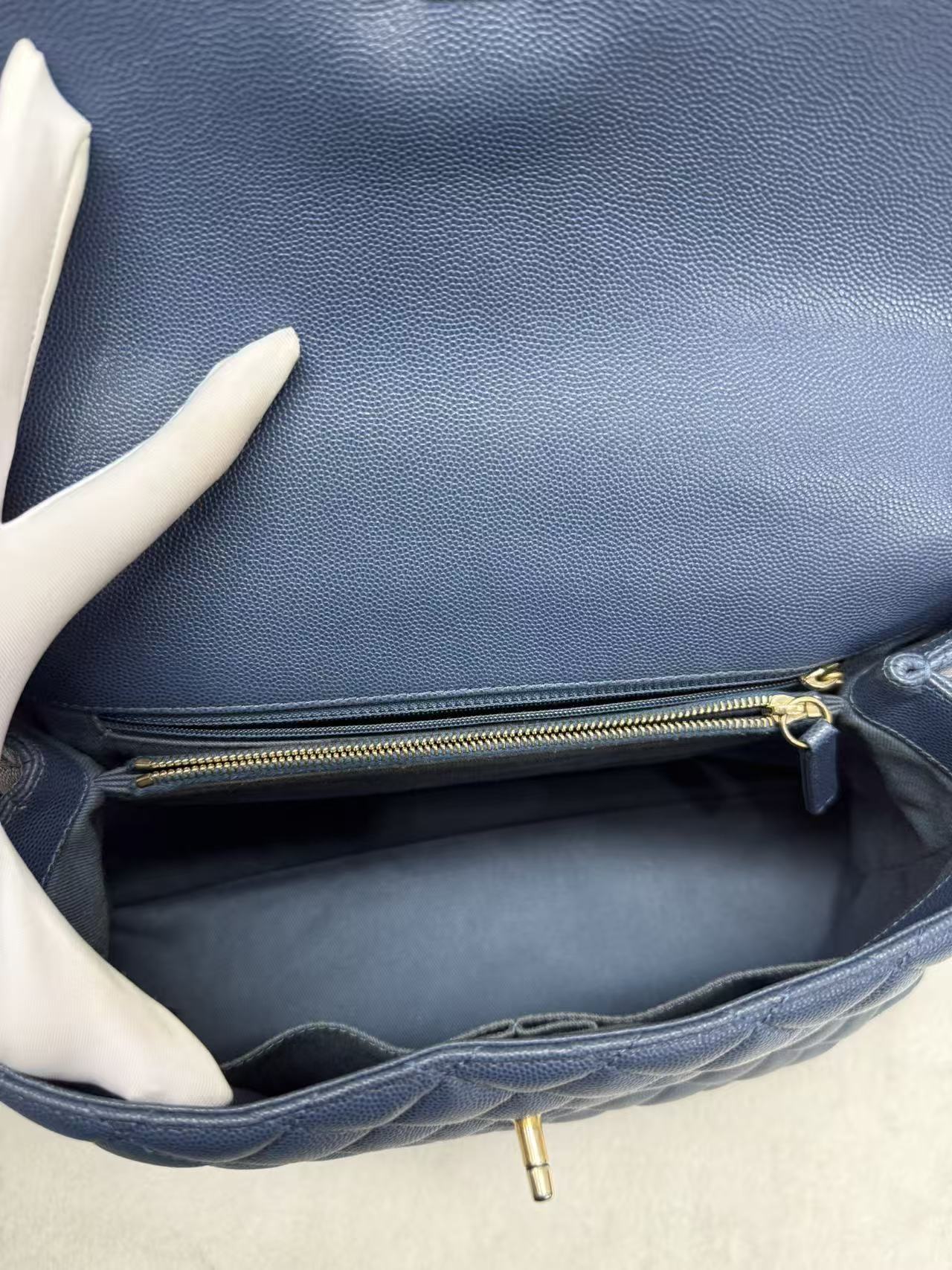 Chanel - CocoHandle - Pebbled calfskin leather - Misty Blue with Gold-Tone Hardware - (Large)