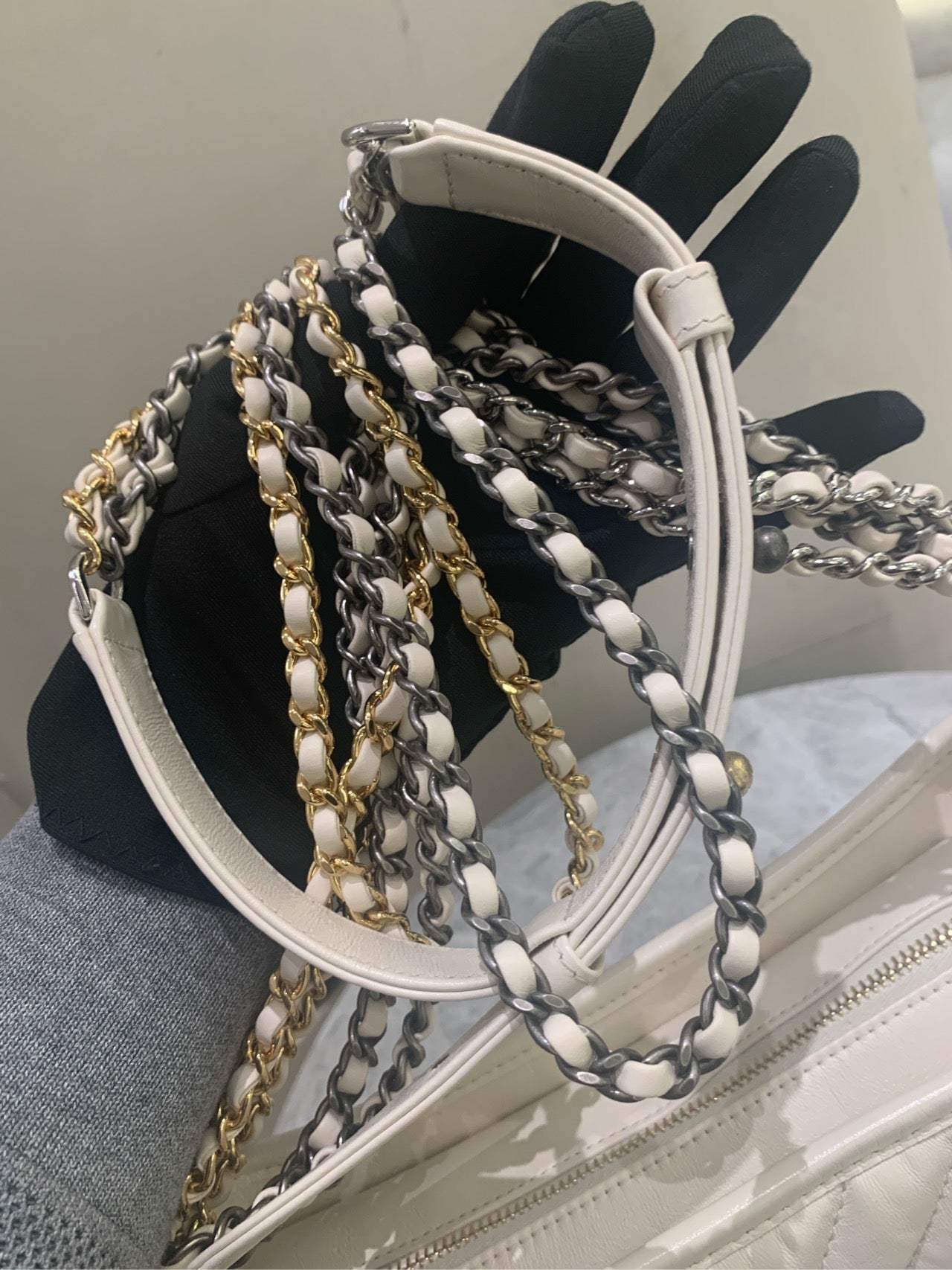 Chanel - Gabrielle Hobo Bag - Quilted calfskin leather and smooth calfskin leather - White - (medium)