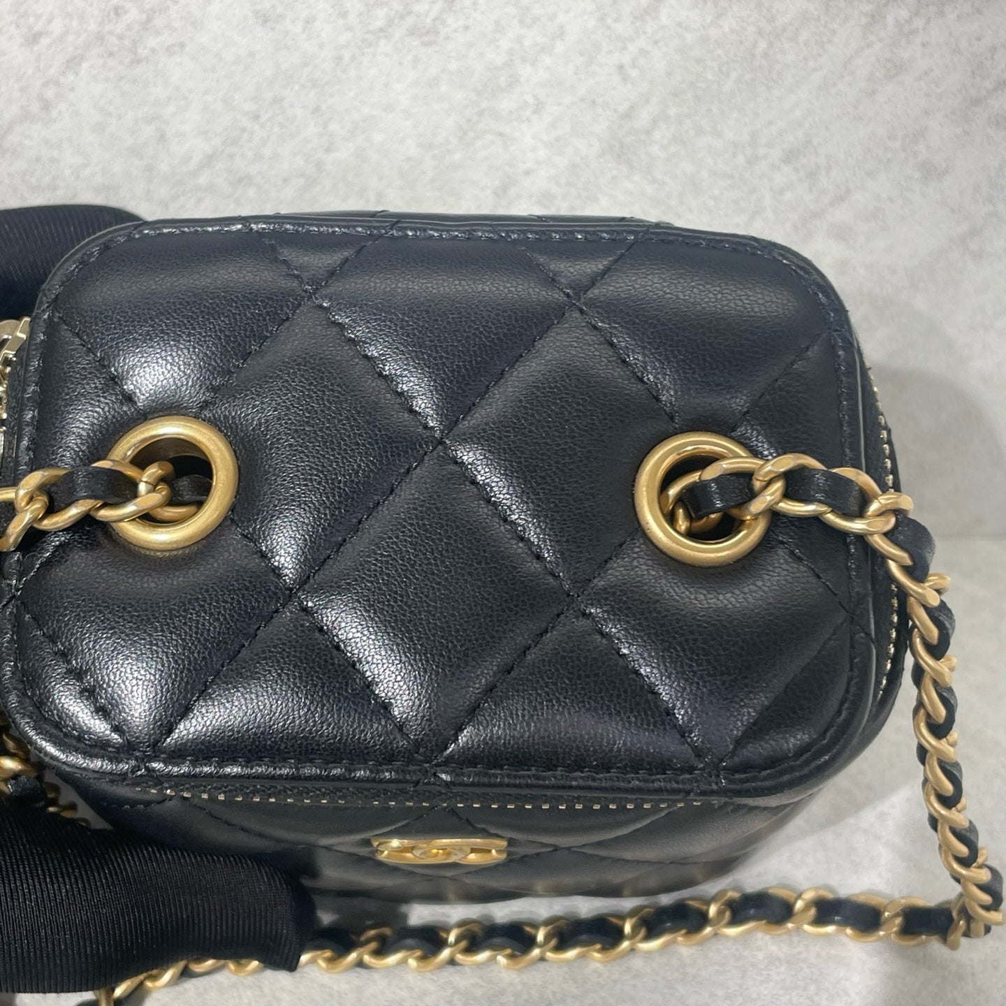 Chanel - Gold Ball Vanity Case Crossbody Bag - Lambskin leather - Black with Gold-Tone Hardware - (mini)