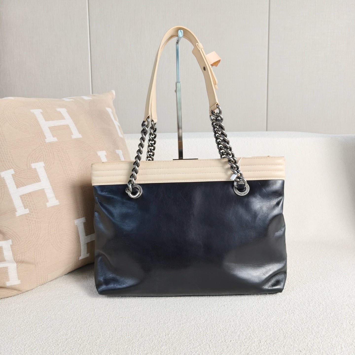 Chanel - Le Boy Tote - Cowhide leather - Black with Beige accents - (Medium)