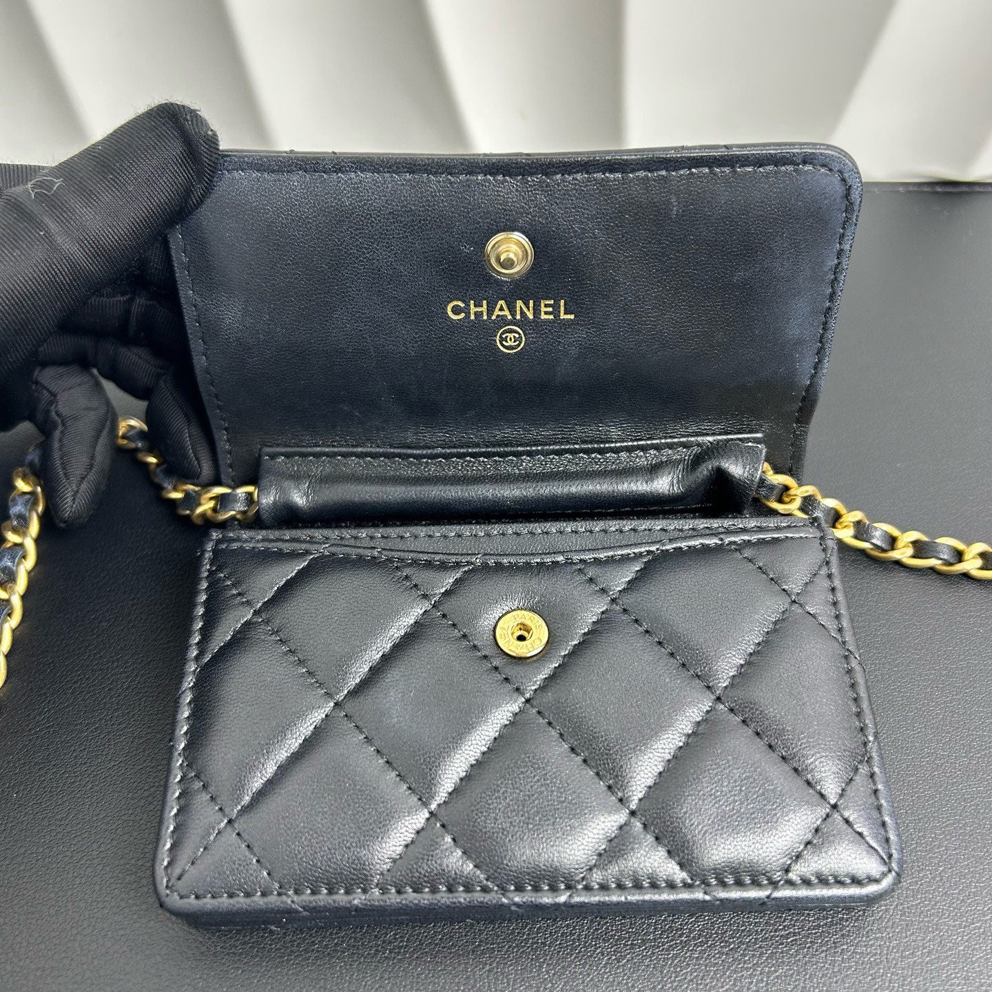 Chanel - Métiers d'Art 21A Pearl Bracelet Chain Mini Bag - Lambskin leather - Black with Gold-Tone Hardware - (mini)