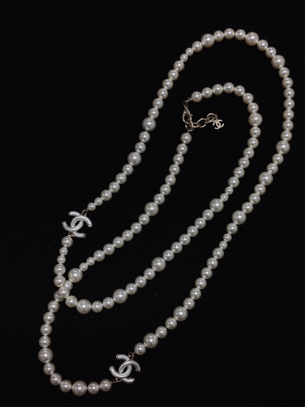 Chanel - Other - Costume-jewelry metal alloy with imitation pearls and white decorative accents. - White
