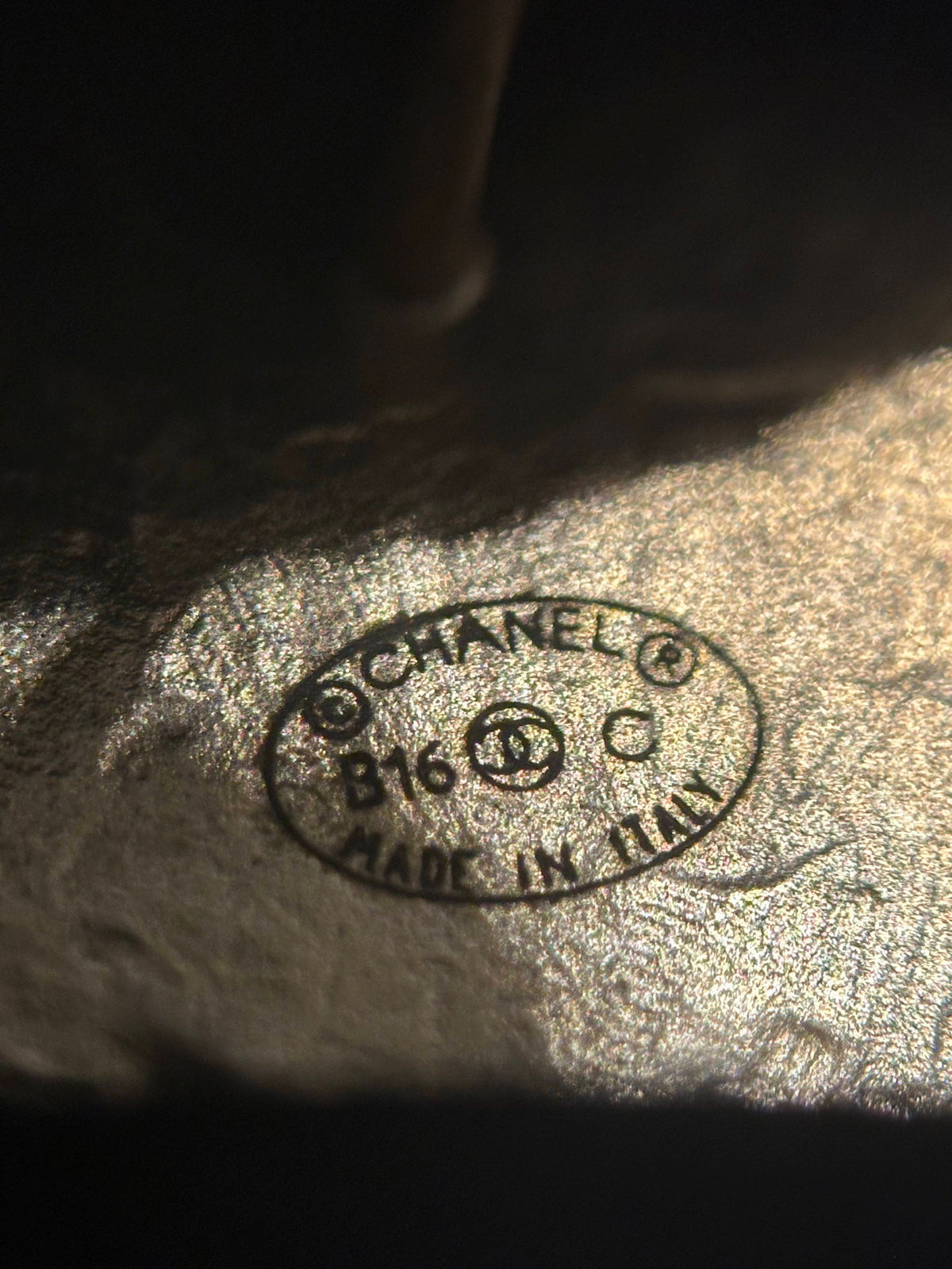 Chanel - Other - Gold-tone metal with a mother-of-pearl detail - Multicolour
