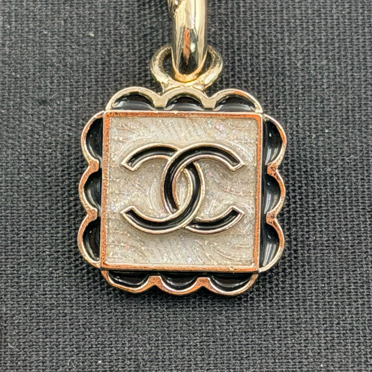 Chanel - Other - Gold-tone metal with a pearlescent finish on the front - Gold