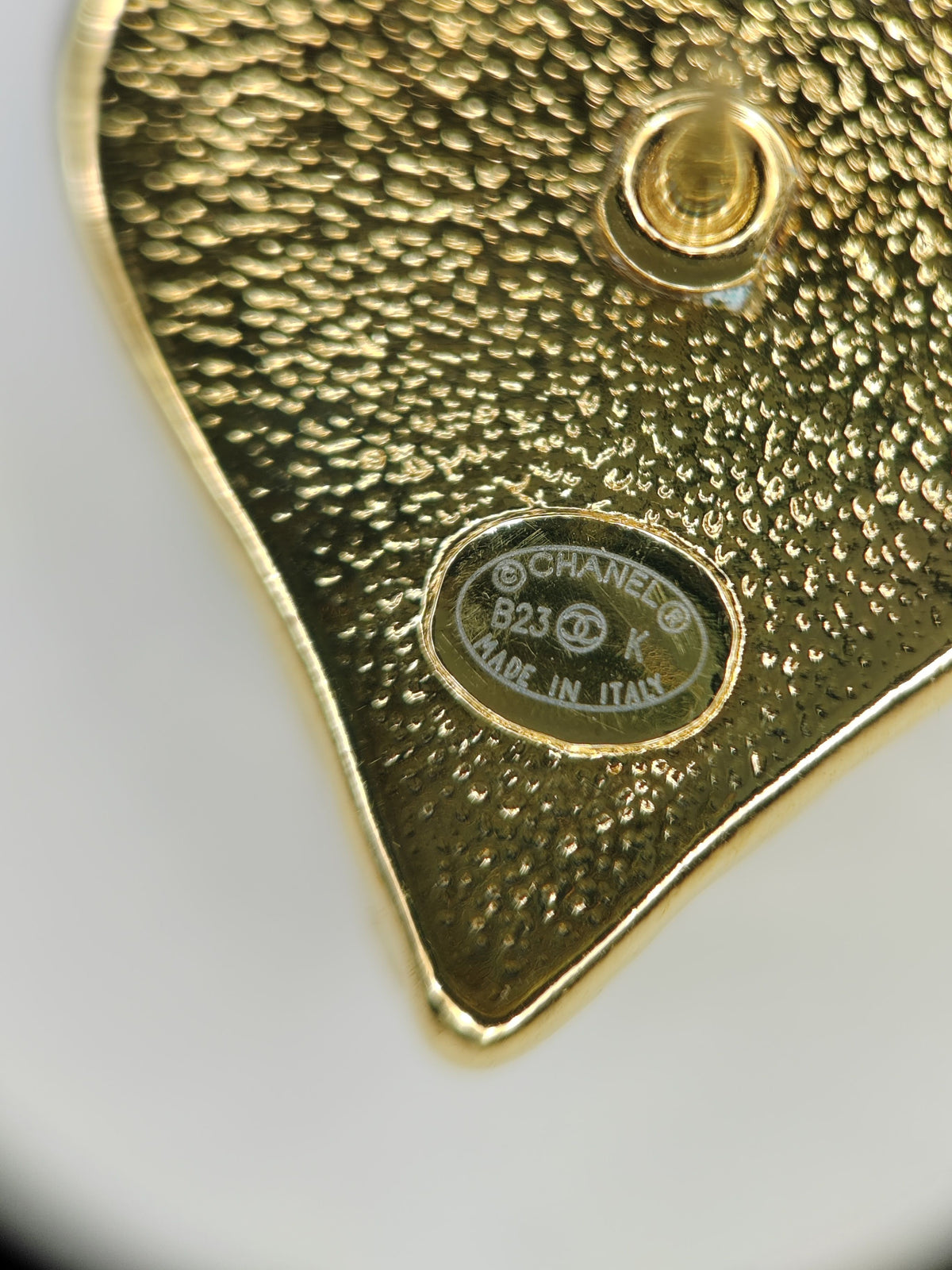 Chanel - Other - Gold-tone metal with black enamel accents - Gold