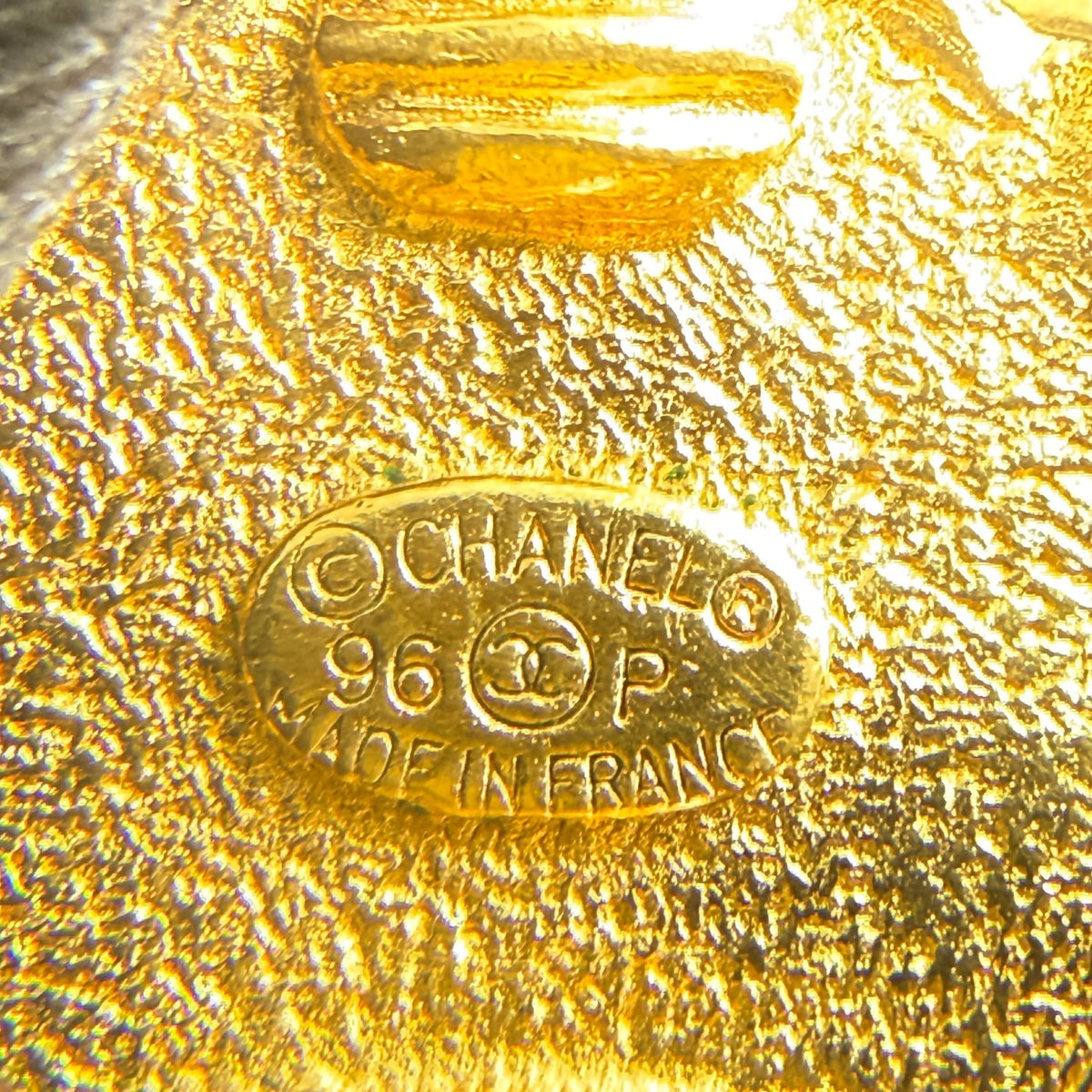 Chanel - Other - Gold-tone metal with black enamel accents - Multicolour
