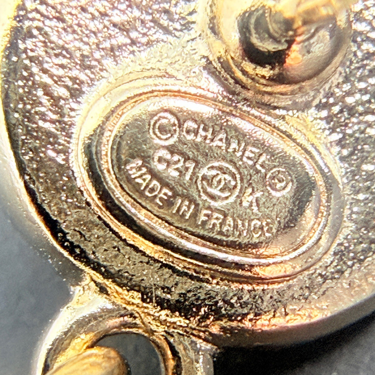 Chanel - Other - Gold-tone metal with glass crystals and mother-of-pearl accents - Gold
