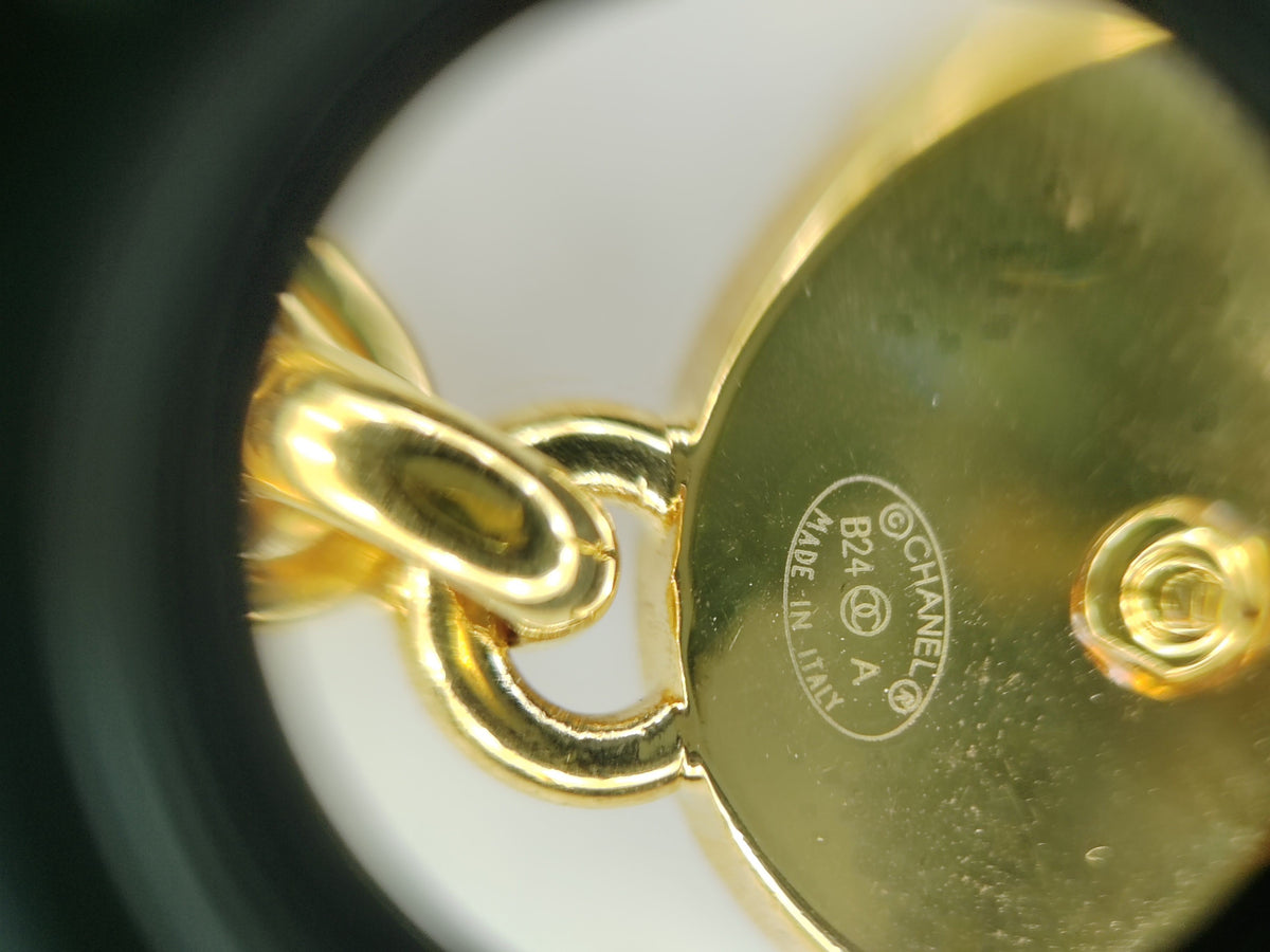 Chanel - Other - Gold-tone metal with white enamel accents - Gold