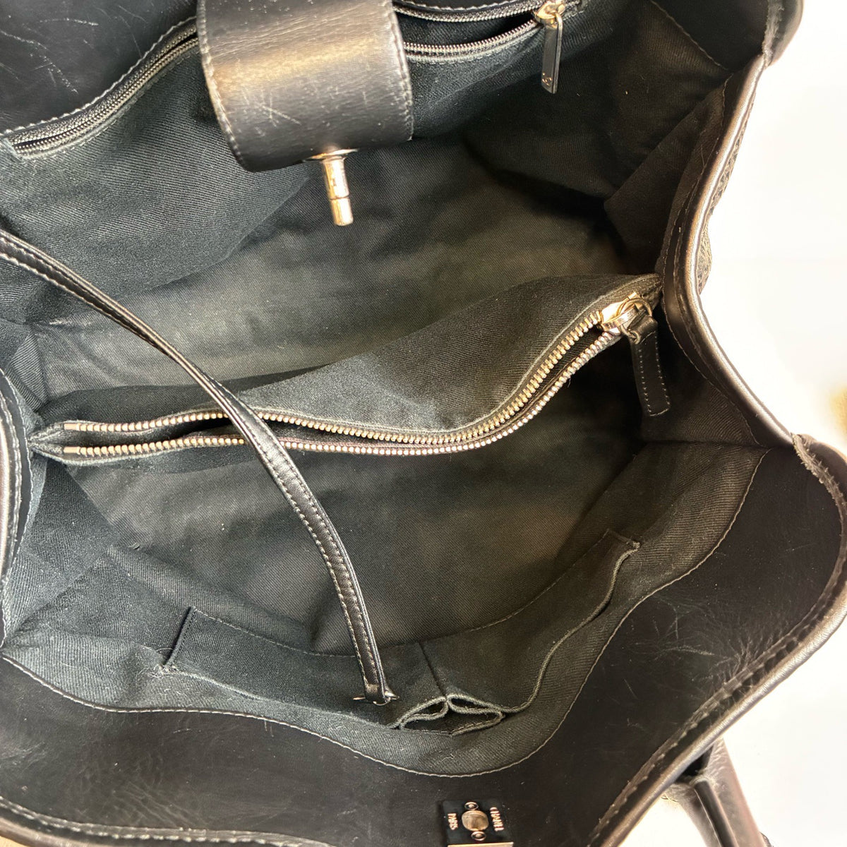 Chanel - Other - Leather - Black - (Medium)