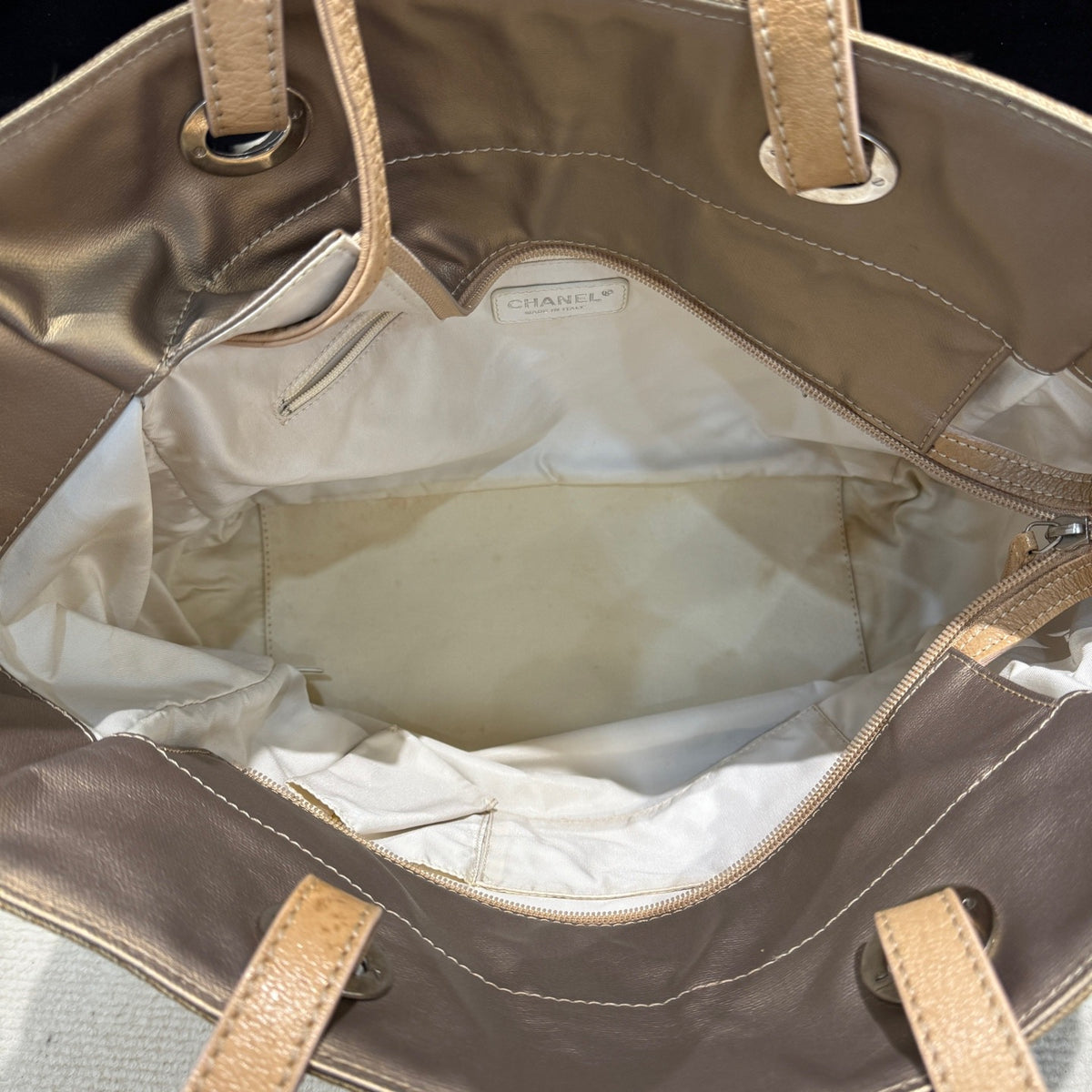 Chanel - Other - Leather - Gold - (large)