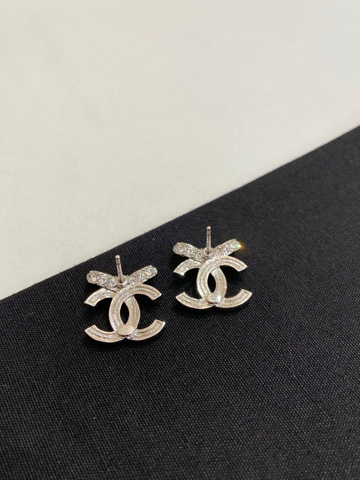 Chanel - Other - Metal alloy with glass crystals - Silver