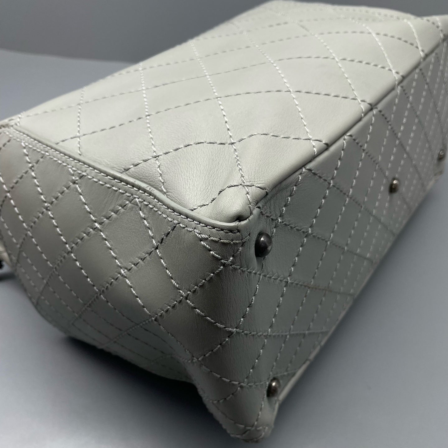 Chanel - Quilted Tote Bag - Leather - Grey - (medium)