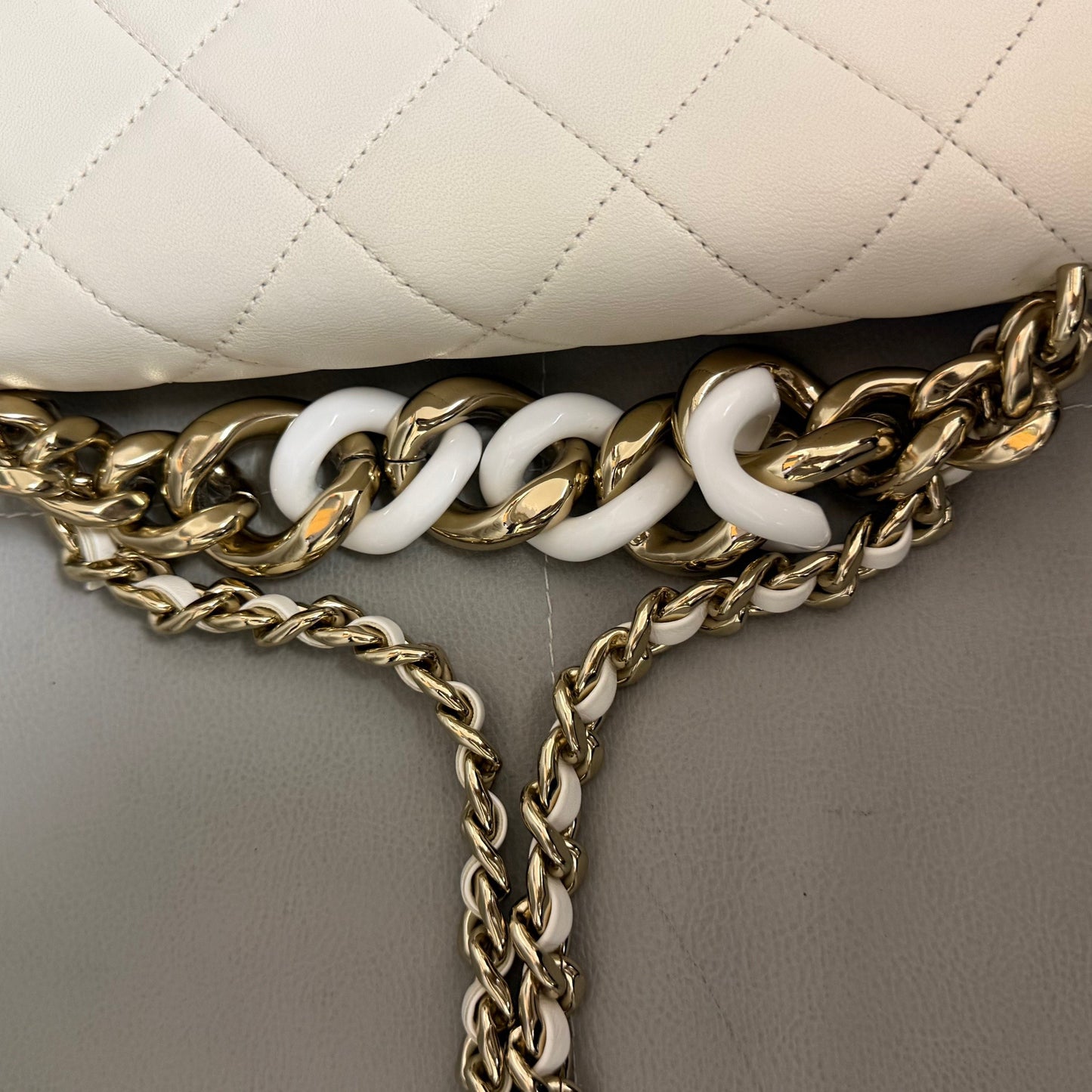 Chanel - Timeless/Classique - Leather - White - (medium)