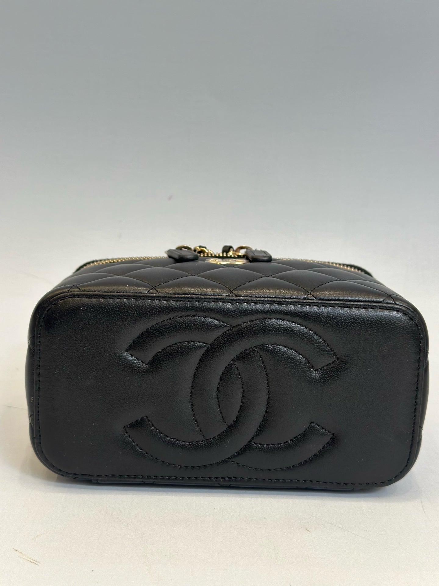 Chanel - Trendy CC Top Handle Vanity Case - Lambskin leather - Black with Gold-Tone Hardware - (mini)