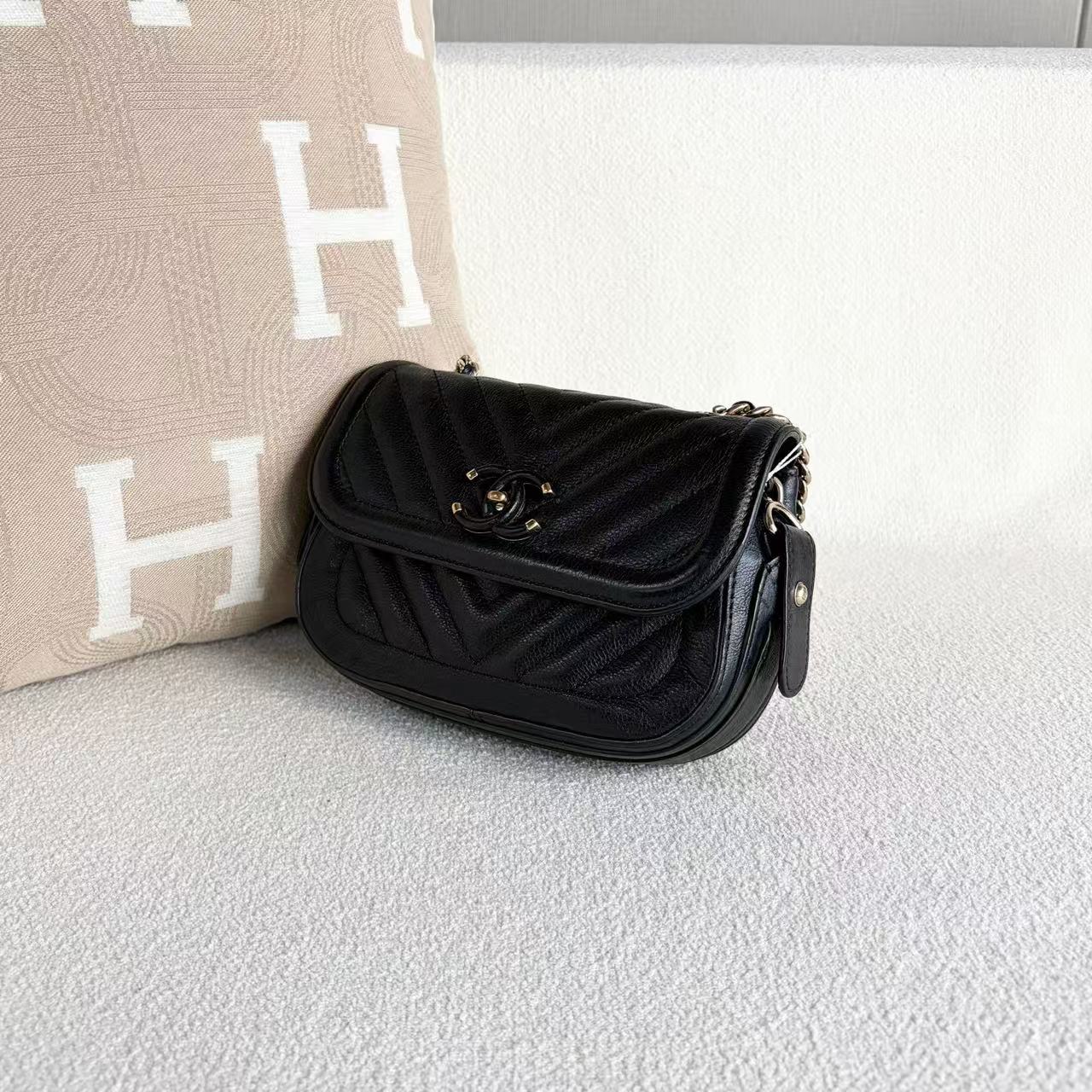 Chanel - V-pattern Flap Bag - Grained calfskin leather - Black with Gold-Tone Hardware - (Mini)