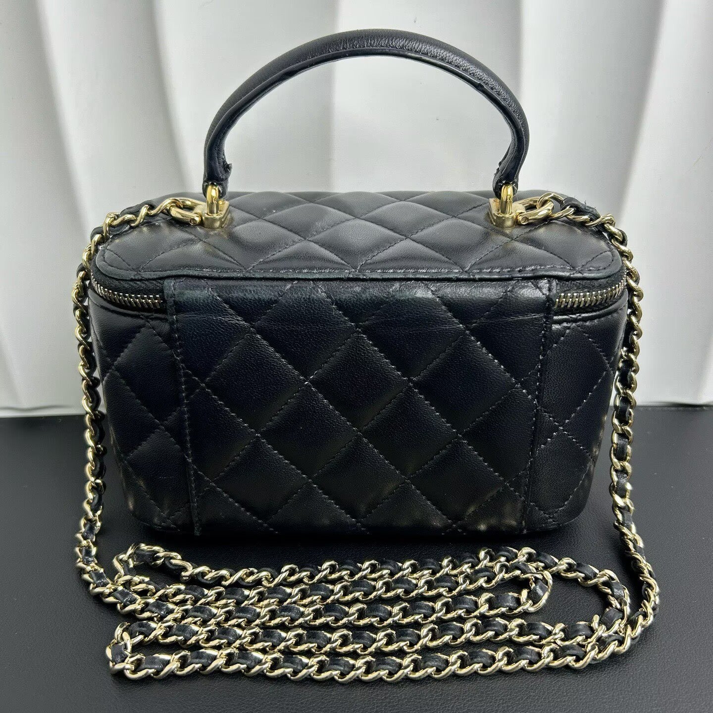 Chanel - Vanity Case - Lambskin leather - Black with Gold-Tone Hardware - (mini)