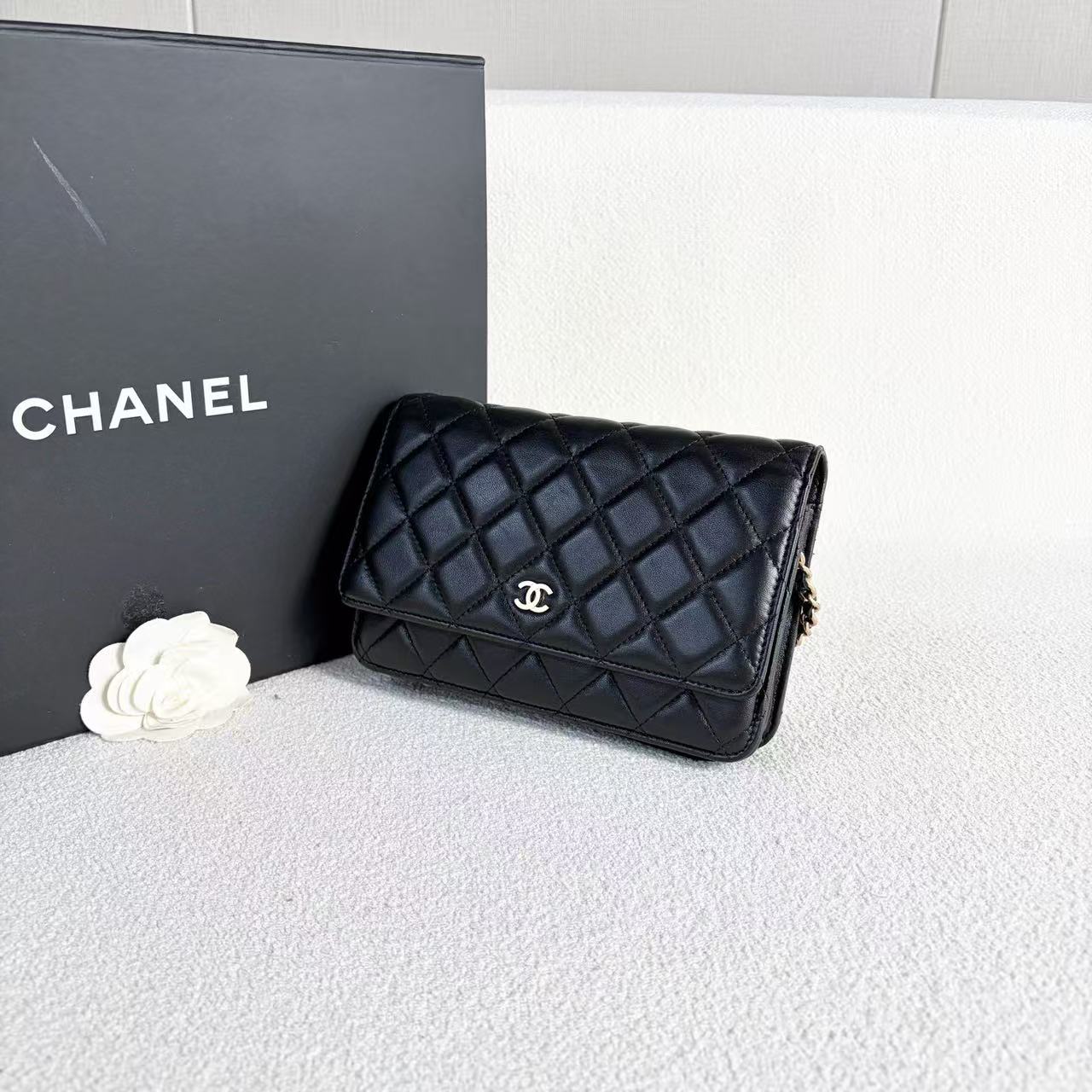 Chanel - Wallet On Chain (WOC) - Lambskin leather - Black with Gold-Tone Hardware - (mini)