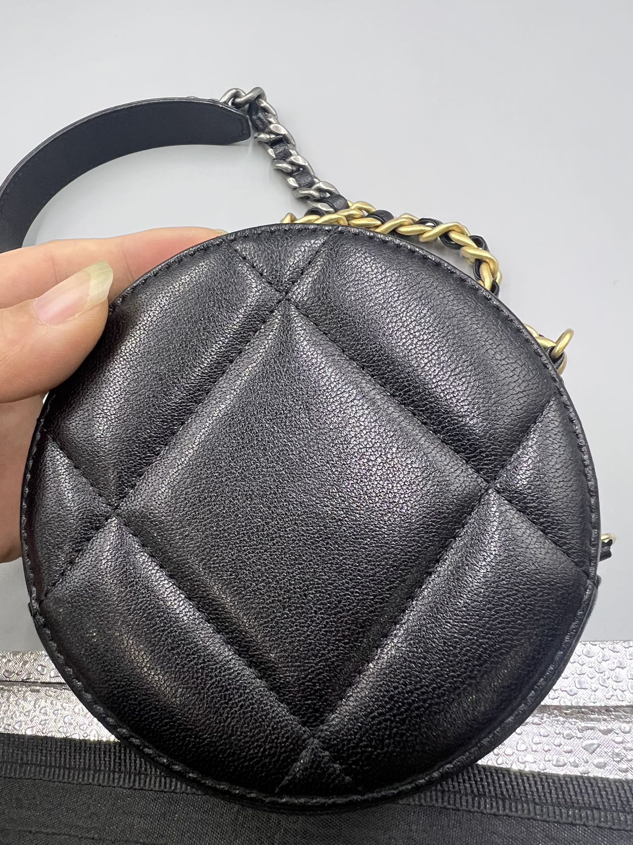 Chanel - Round Vanity Case with Chain - Grained calfskin leather - Black with Gold-Tone and Silver-Tone Hardware - (Mini)