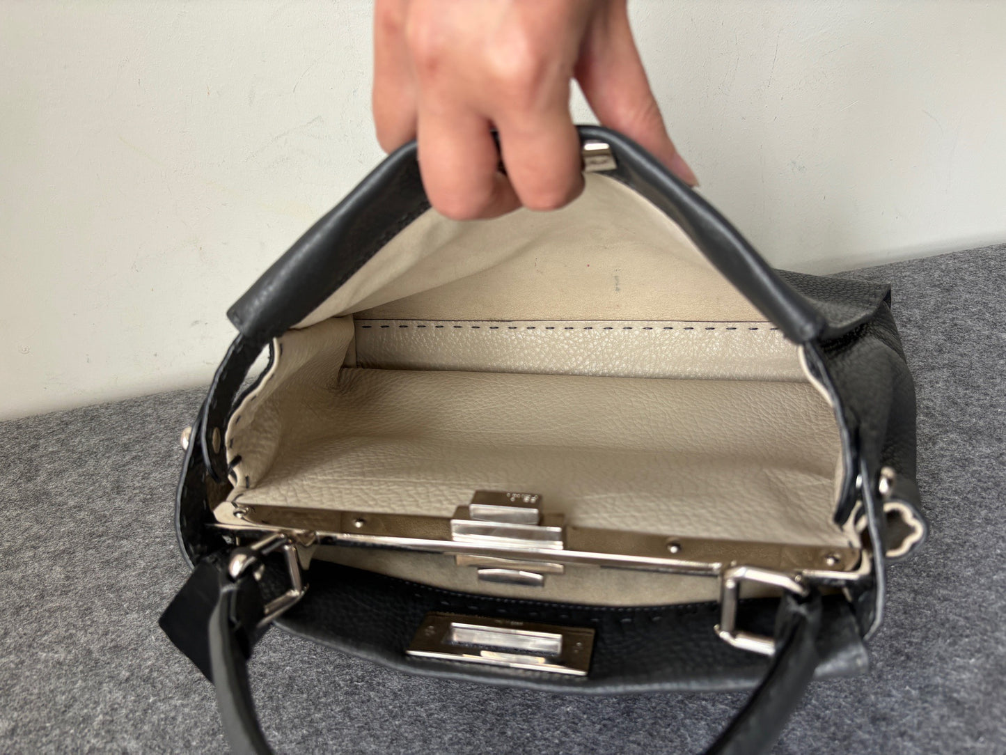 Fendi - Peekaboo - Leather - Black - (Medium)
