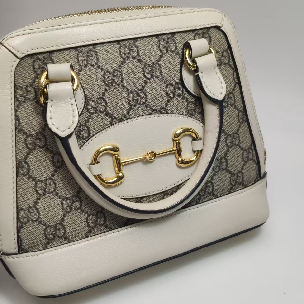 Gucci - 1955 Horsebit Top Handle Bag - GG Supreme canvas with leather trim - Beige and white with gold-tone hardware - (mini)