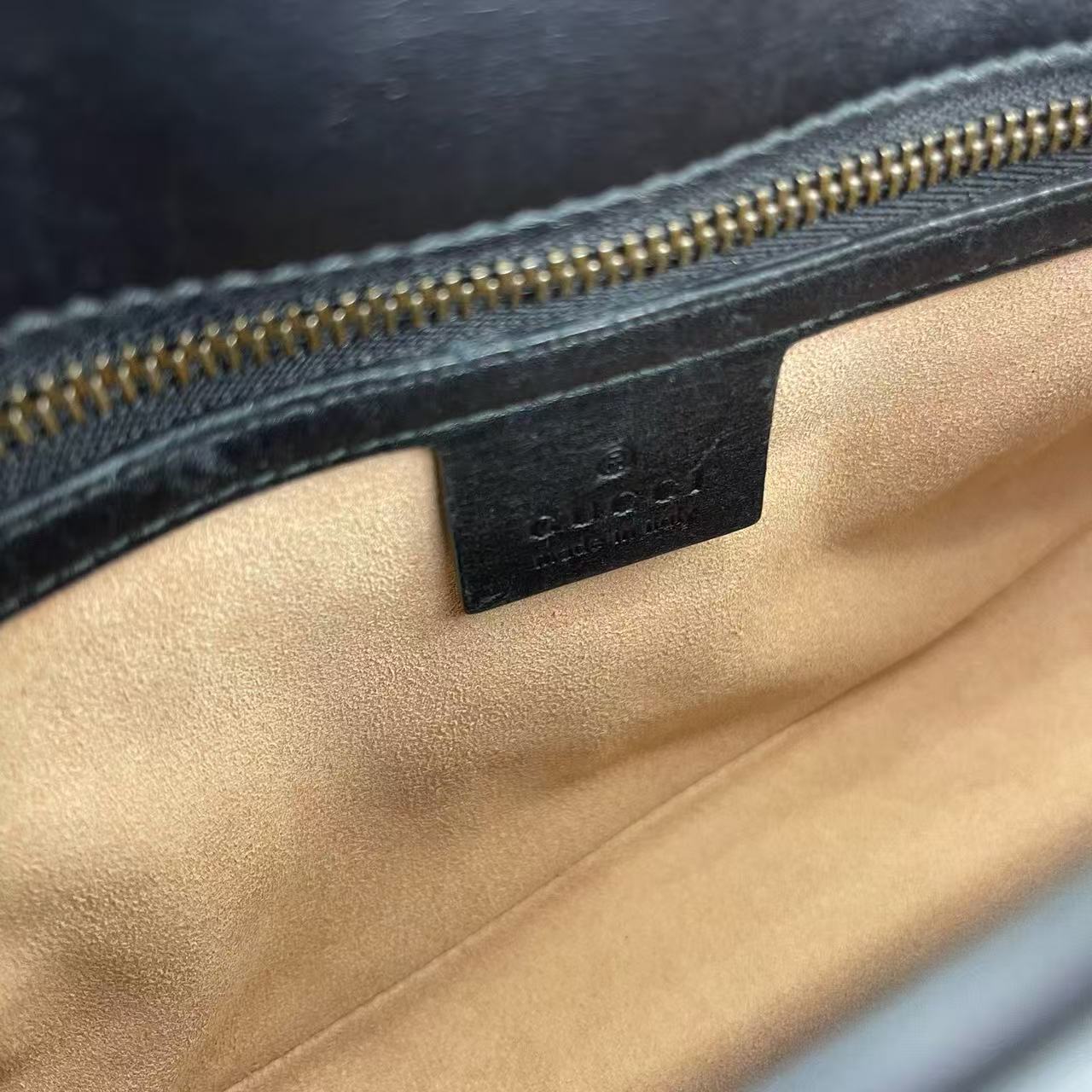 Gucci - GG Marmont Matelassé - Calfskin leather - Black with Gold-Tone Hardware - (small)