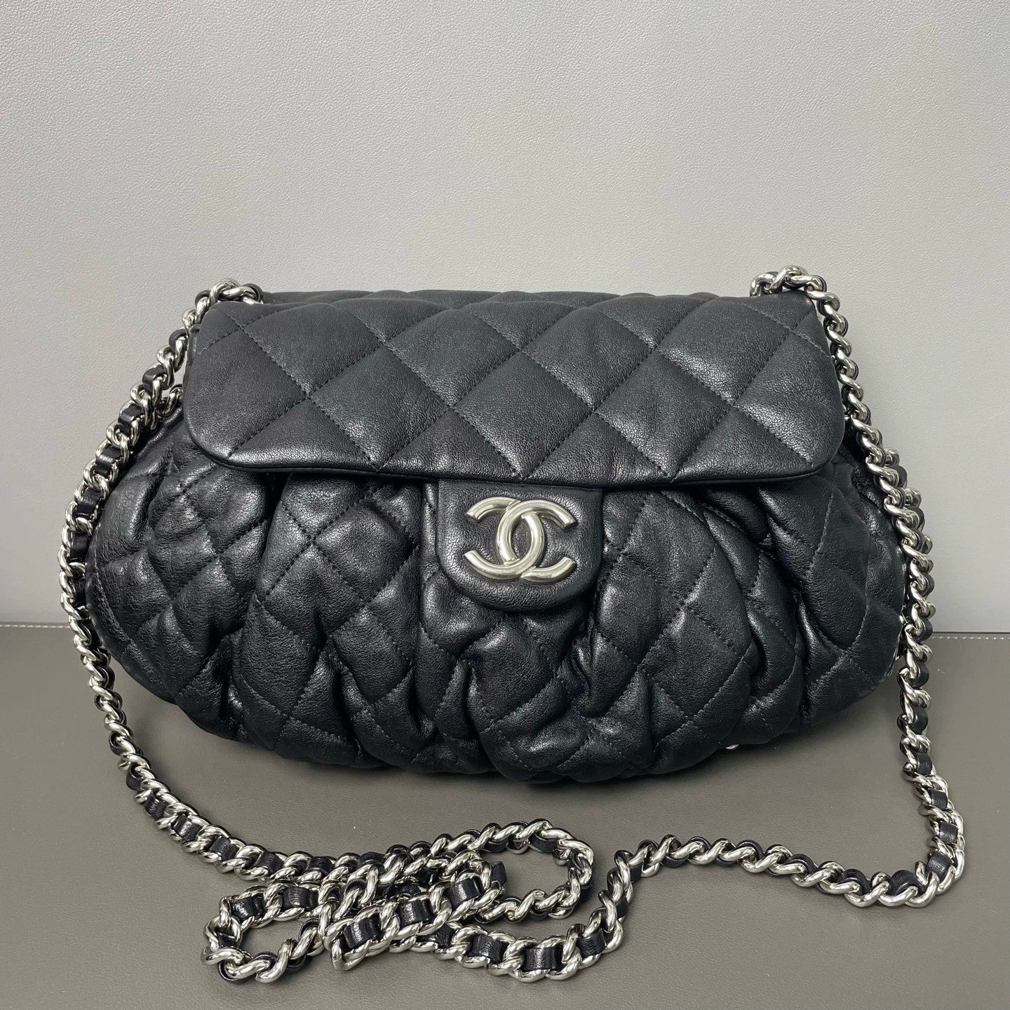Chanel - Cloud Flap Bag - Lambskin leather - Black - (medium)
