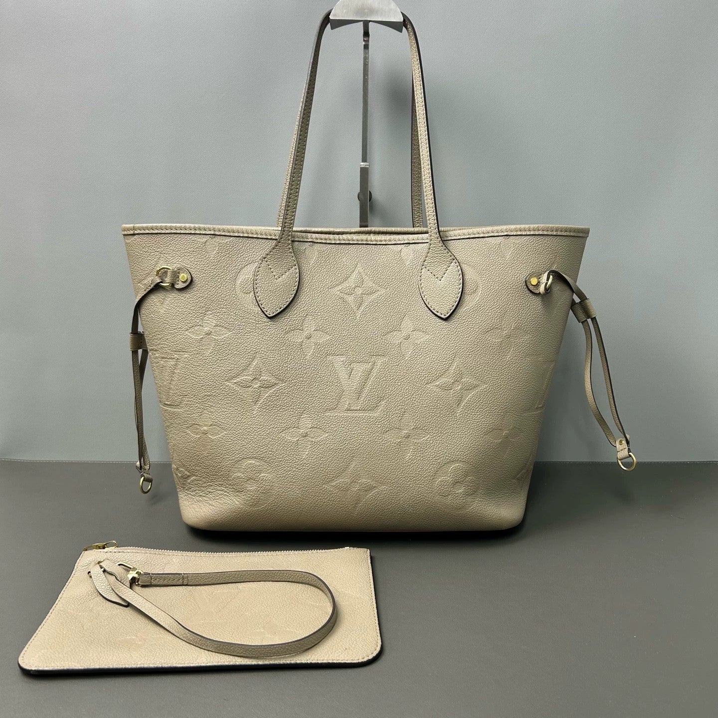 Louis Vuitton - Neverfull - Leather - Grey - (medium)