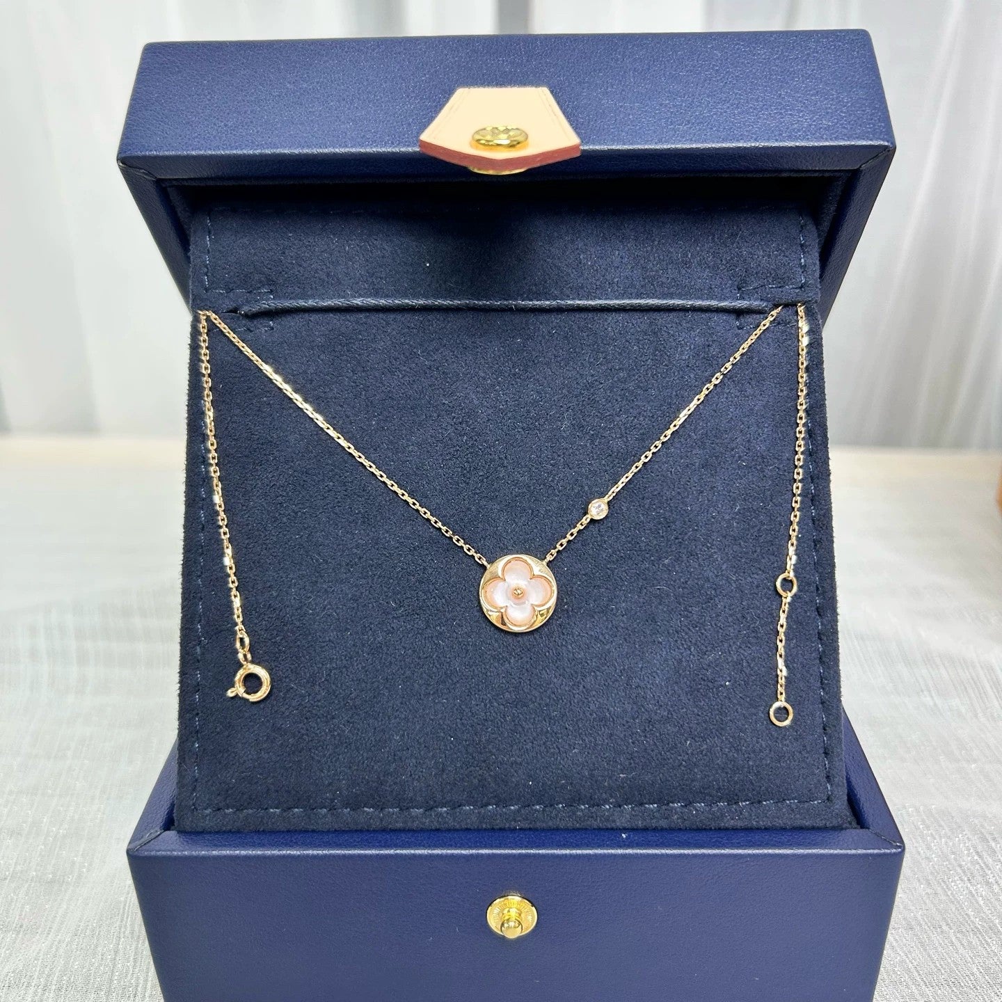 Louis Vuitton - Color Blossom - 18K Rose Gold with Mother of Pearl and Diamond - Gold - (mini)