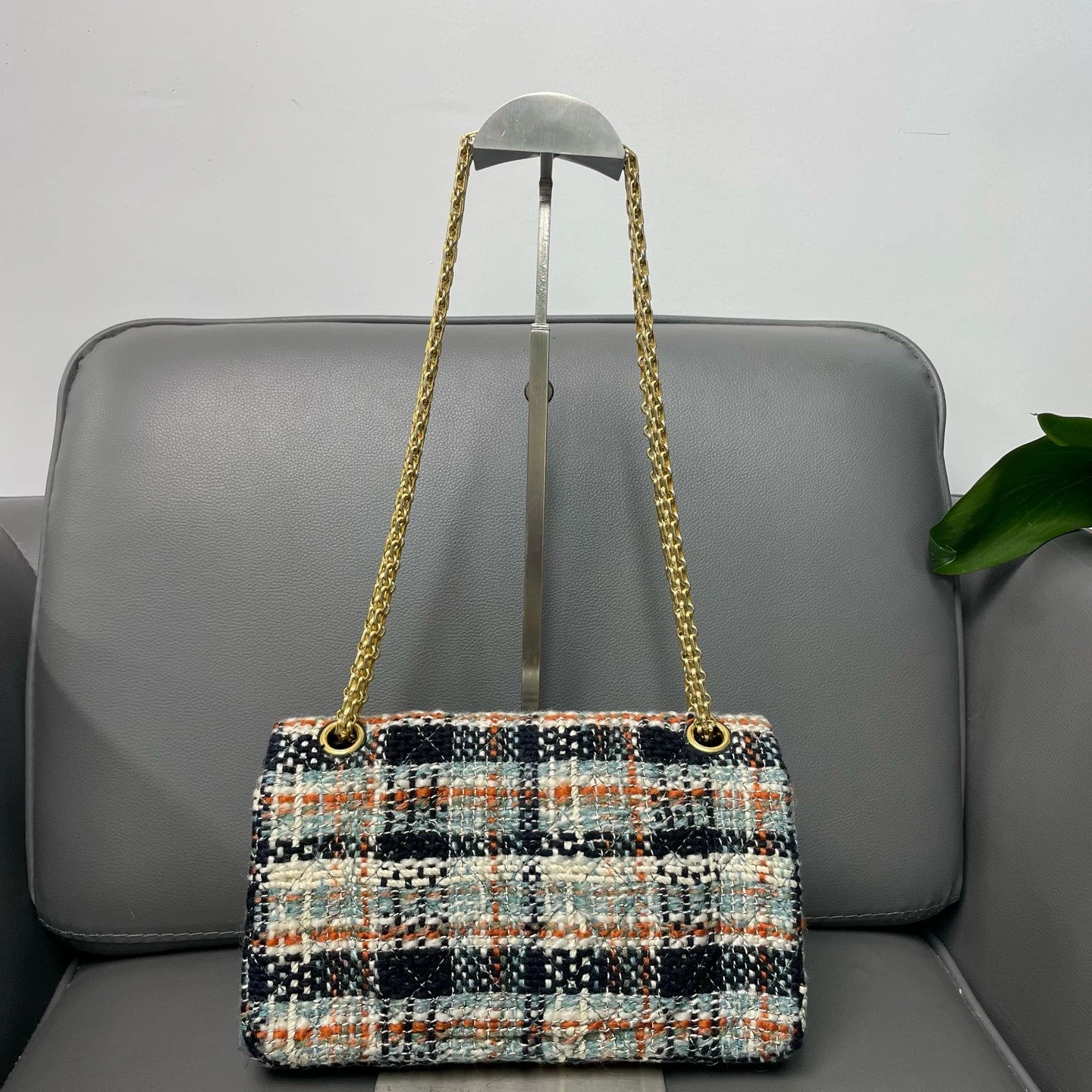 Chanel - Tweed Flap Bag (2.55 style) - Tweed and Leather - Multicolour with Gold-Tone Hardware - (Medium)