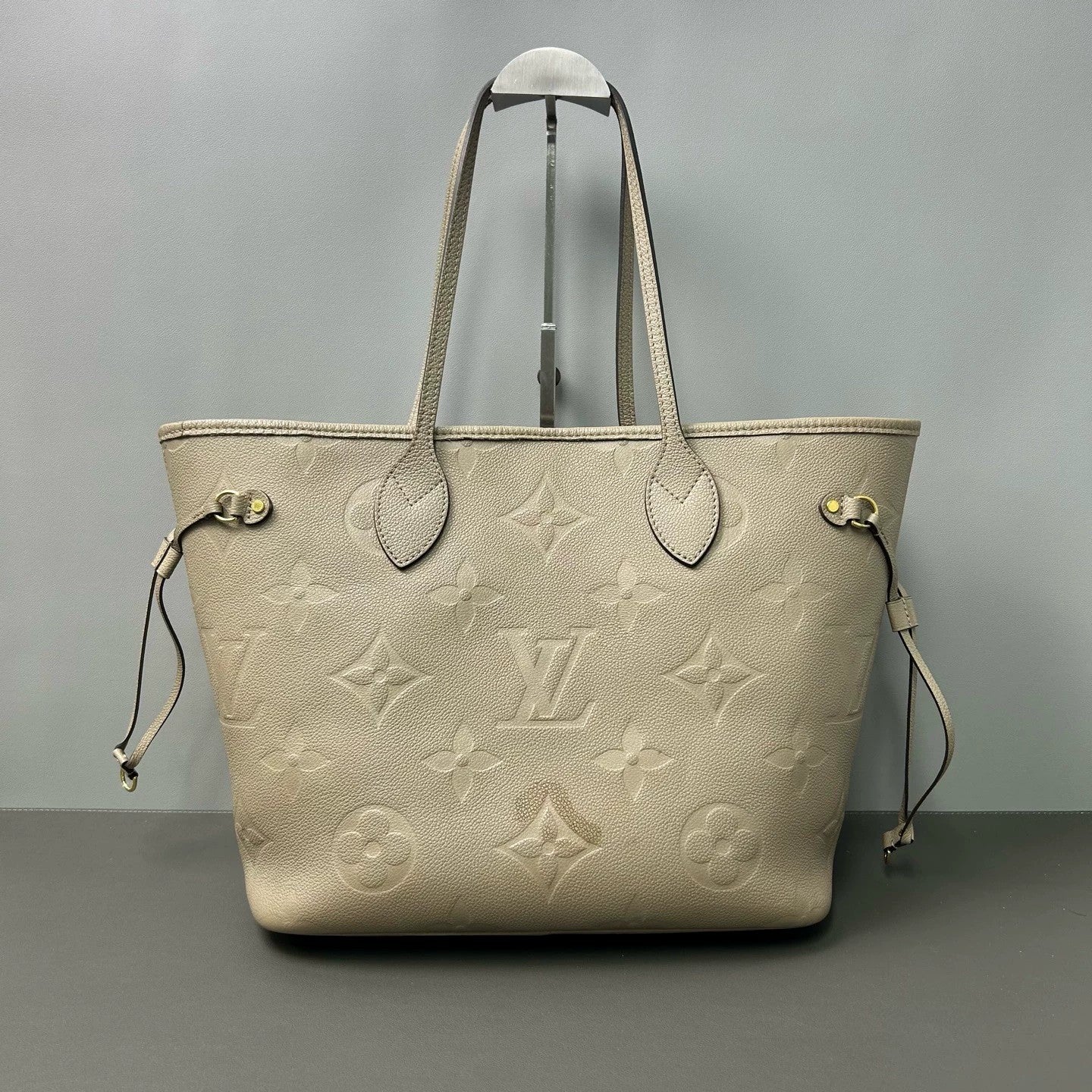 Louis Vuitton - Neverfull - Leather - Grey - (medium)