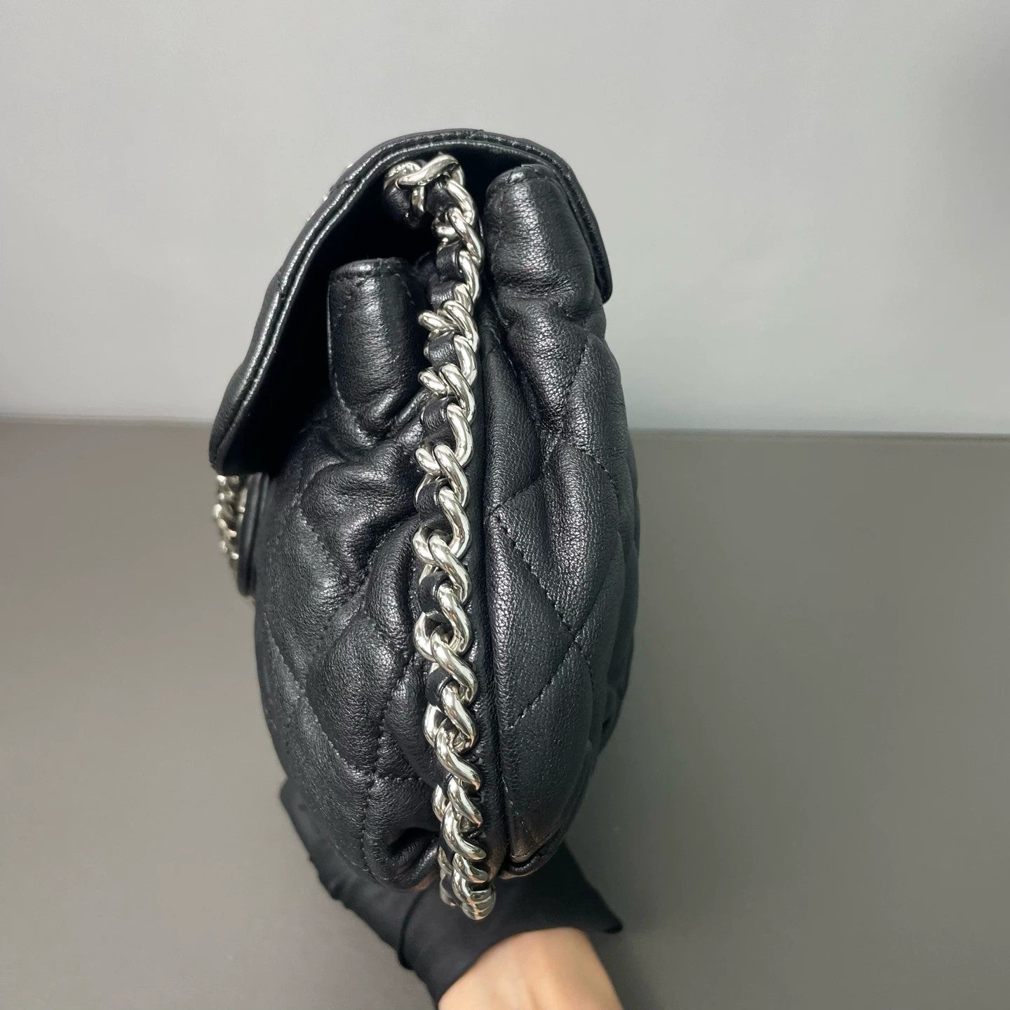 Chanel - Cloud Flap Bag - Lambskin leather - Black - (medium)