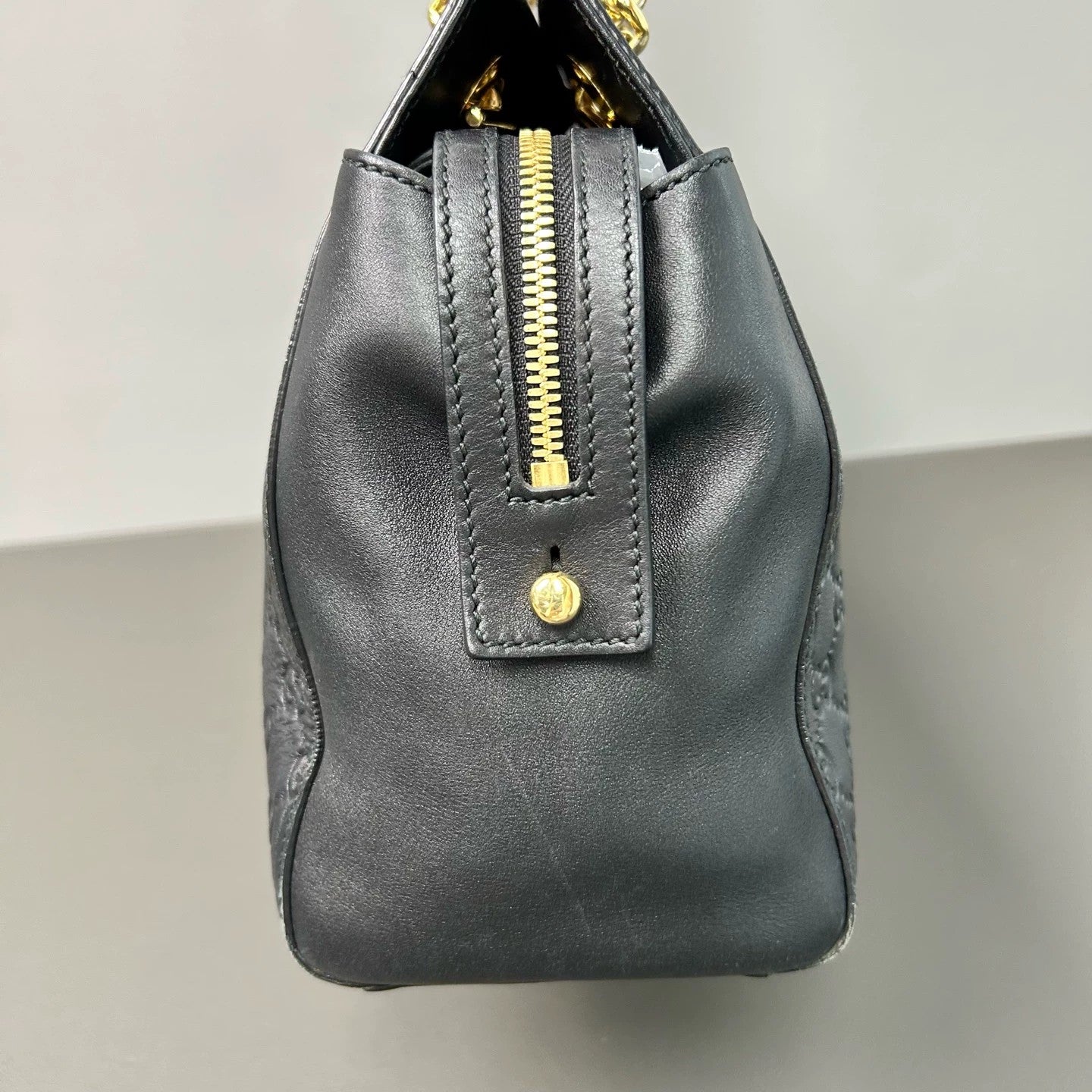 Gucci - GG Embossed Chain Shoulder Bag - Leather - Black - (Medium)