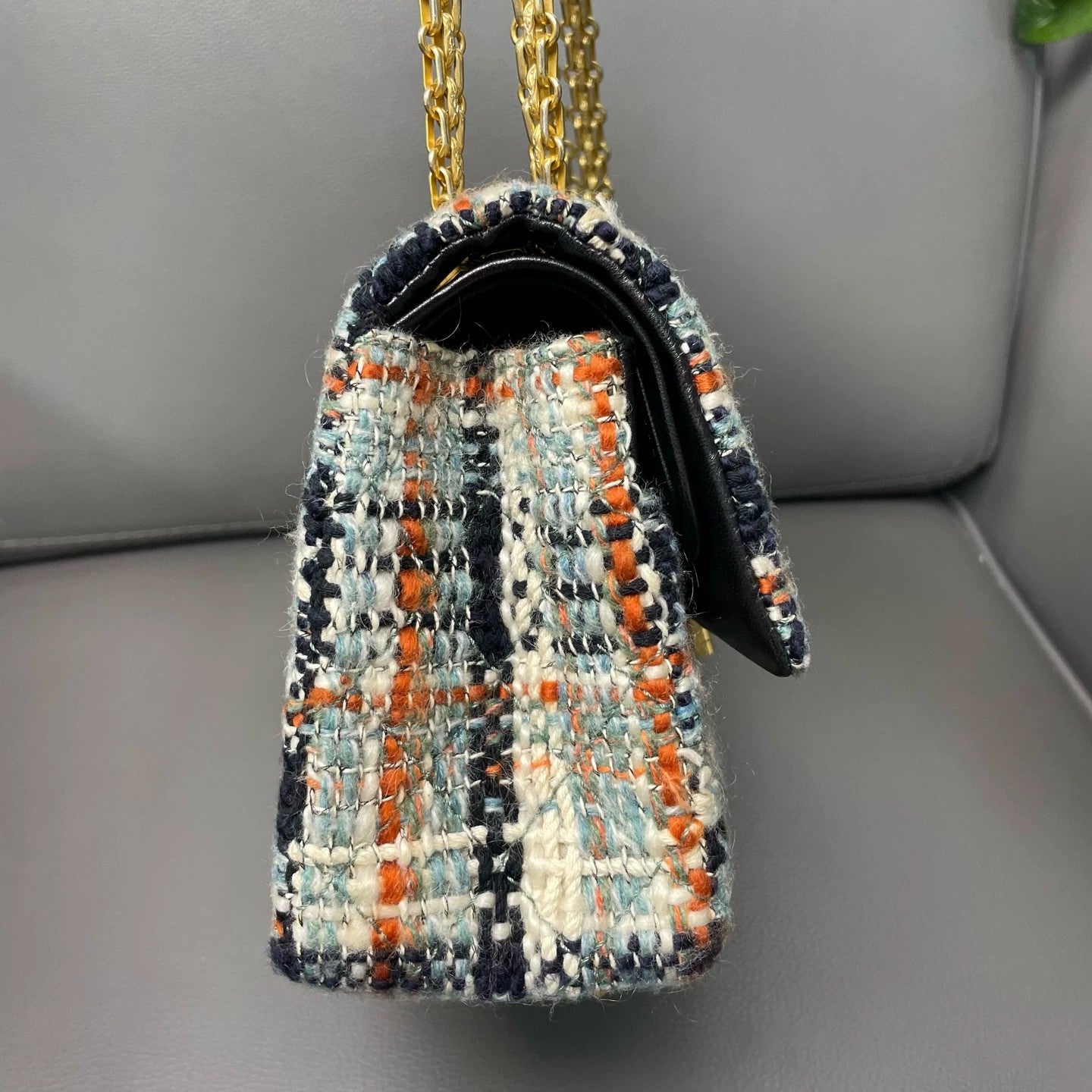 Chanel - Tweed Flap Bag (2.55 style) - Tweed and Leather - Multicolour with Gold-Tone Hardware - (Medium)