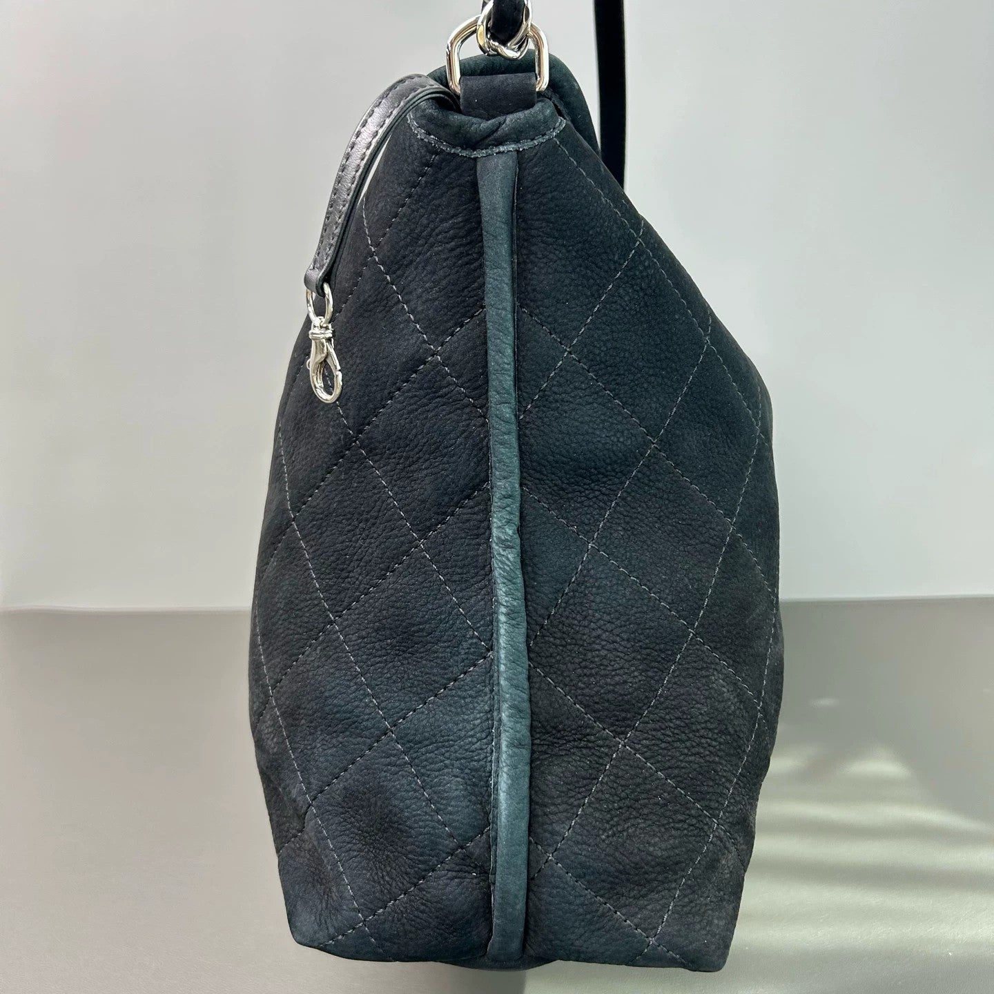 Chanel - Quilted Suede Shoulder Bag - Suede - Black - (Medium)