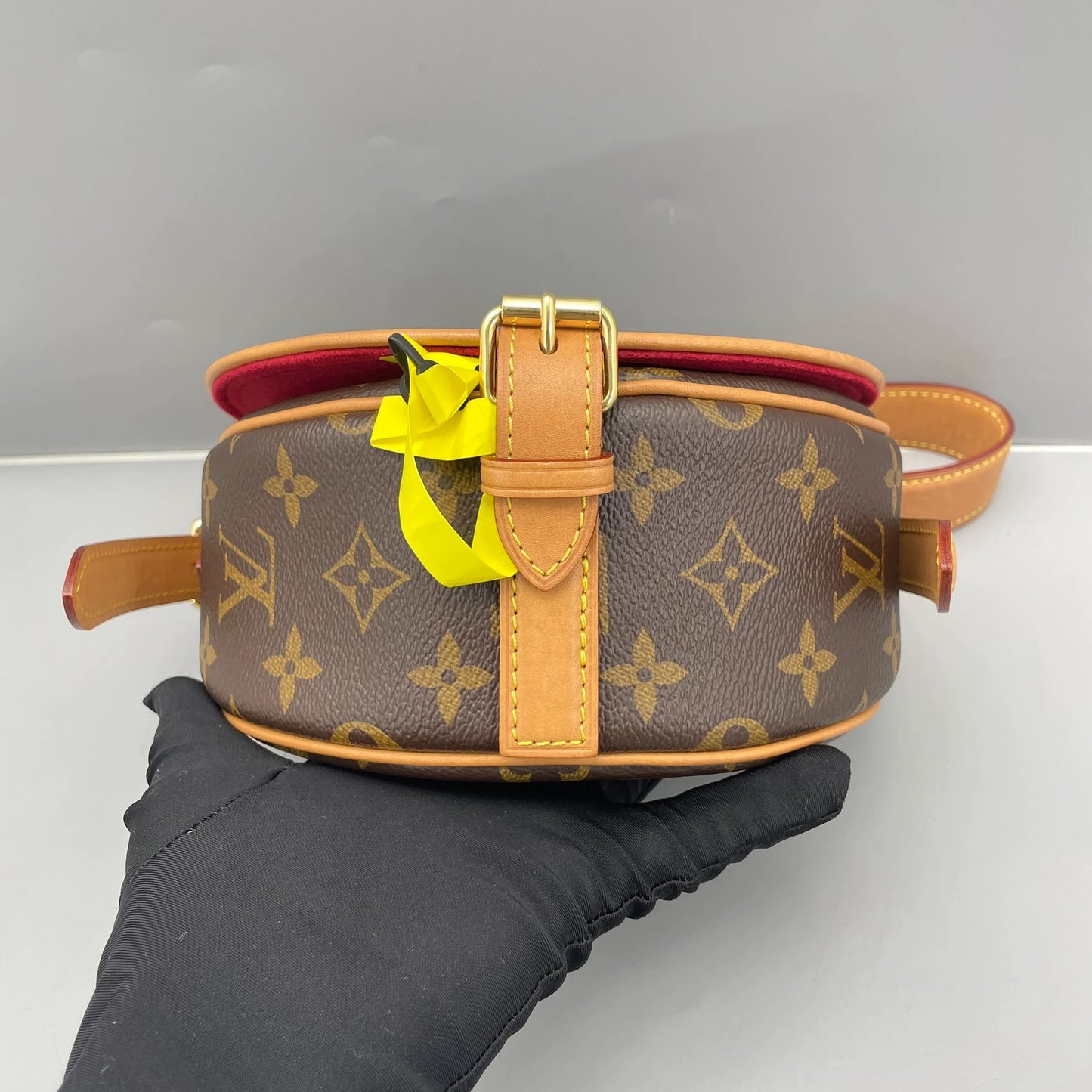 Louis Vuitton - Saddle Pouch Monogram - Monogram coated canvas with Vachetta leather trim - Brown - (small)