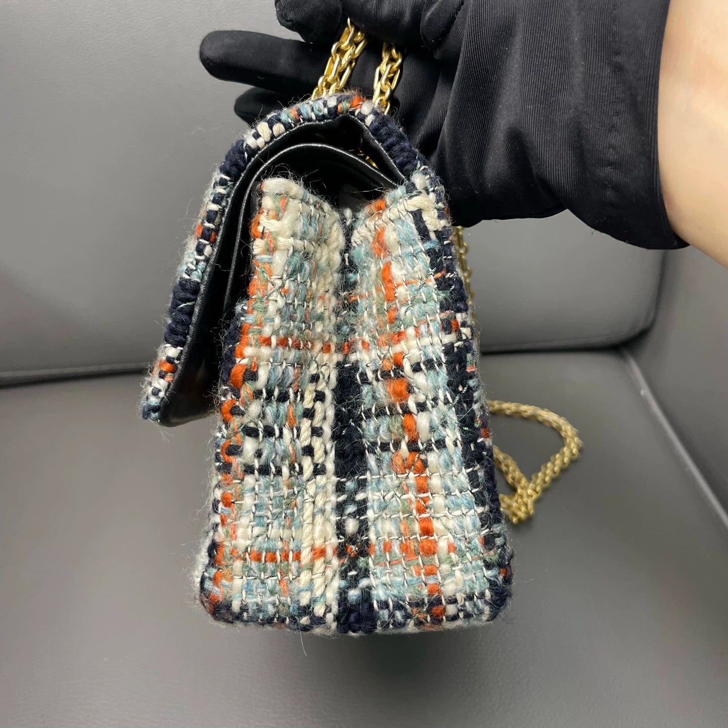 Chanel - Tweed Flap Bag (2.55 style) - Tweed and Leather - Multicolour with Gold-Tone Hardware - (Medium)