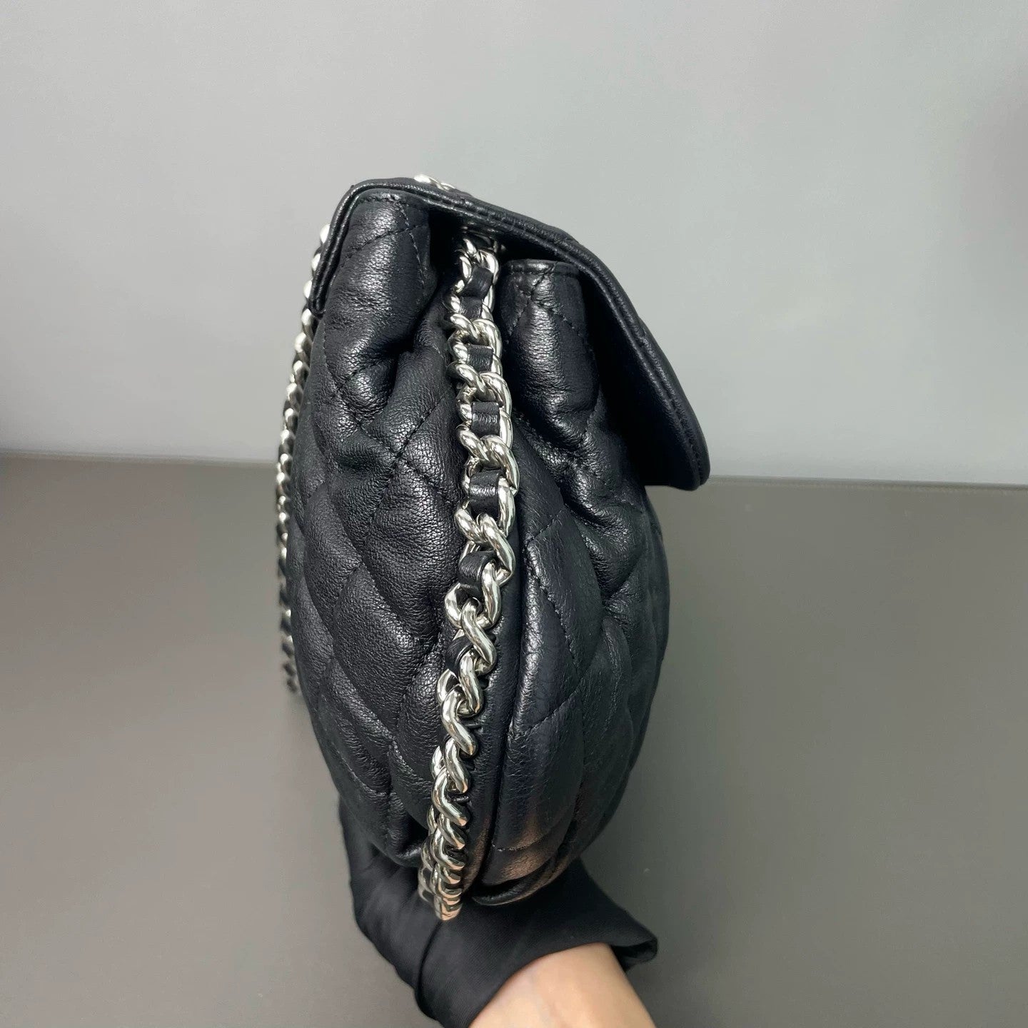 Chanel - Cloud Flap Bag - Lambskin leather - Black - (medium)