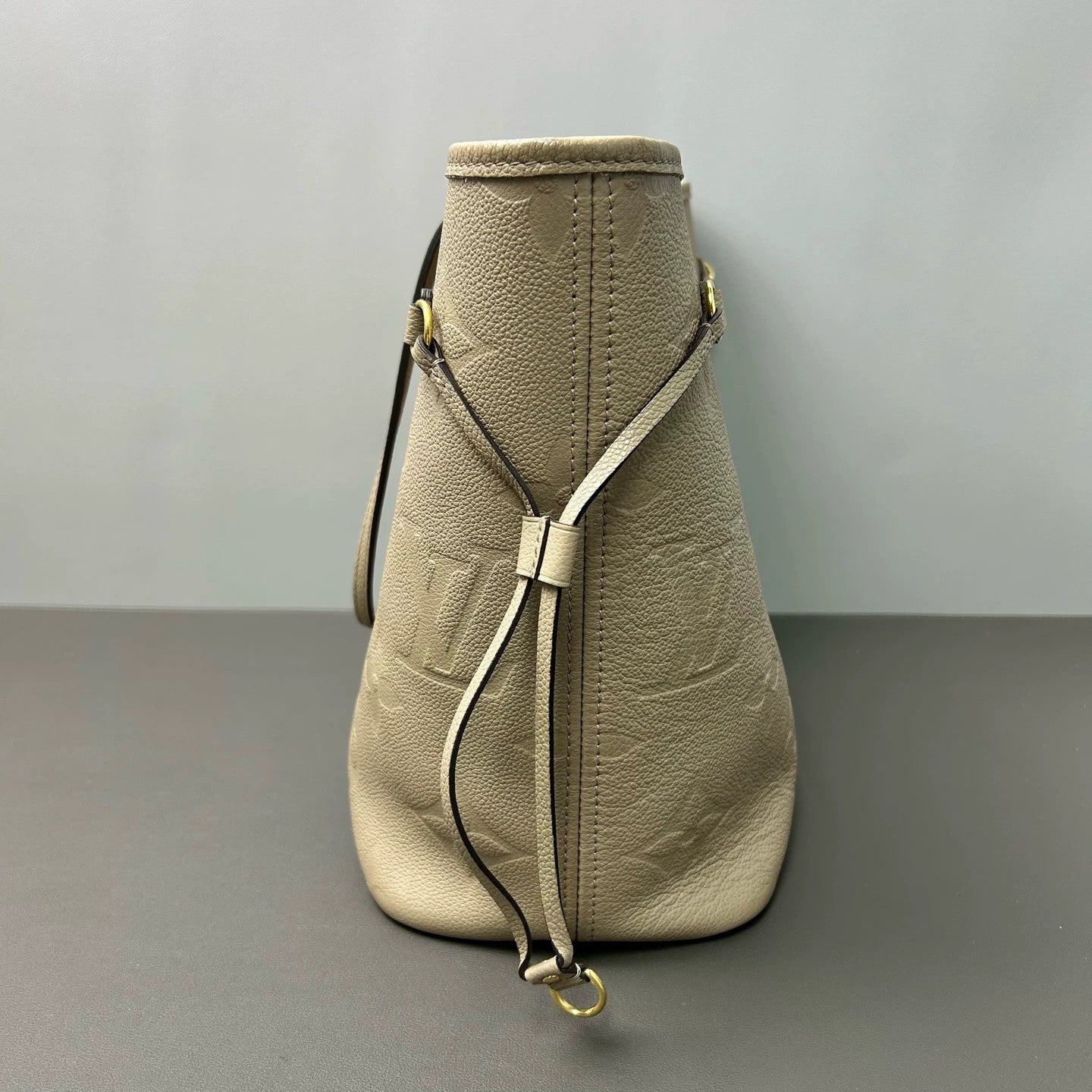 Louis Vuitton - Neverfull - Leather - Grey - (medium)