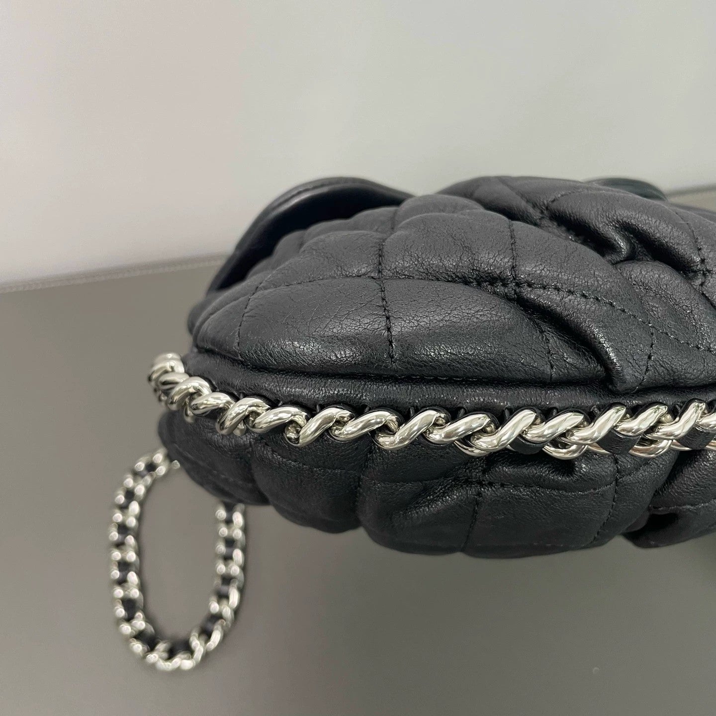 Chanel - Cloud Flap Bag - Lambskin leather - Black - (medium)