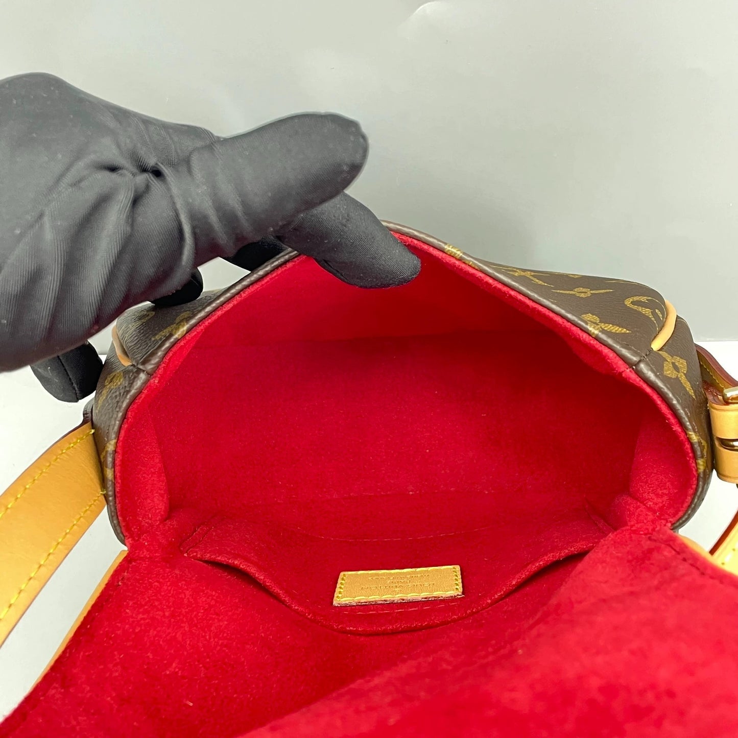Louis Vuitton - Saddle Pouch Monogram - Monogram coated canvas with Vachetta leather trim - Brown - (small)