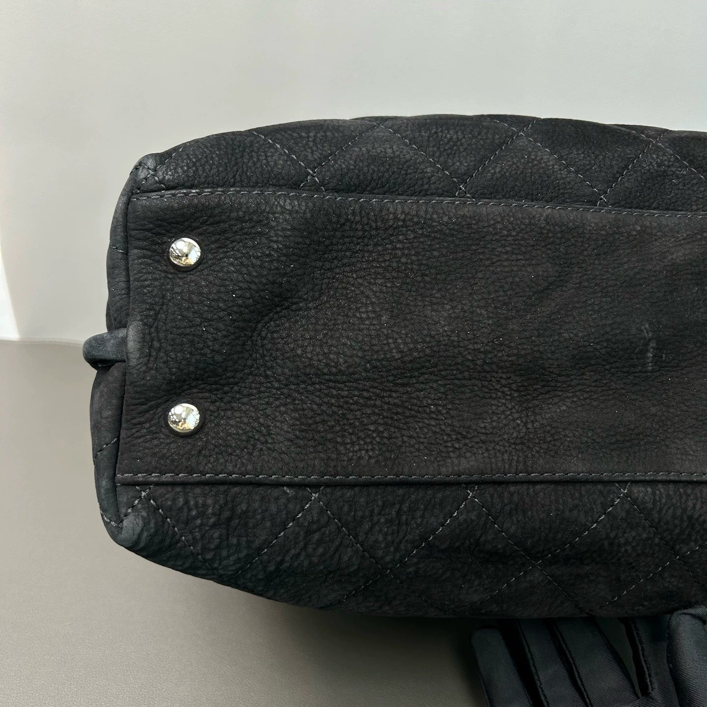 Chanel - Quilted Suede Shoulder Bag - Suede - Black - (Medium)