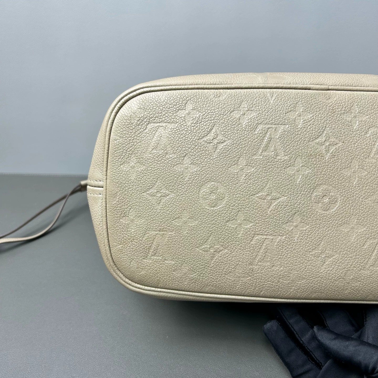 Louis Vuitton - Neverfull - Leather - Grey - (medium)