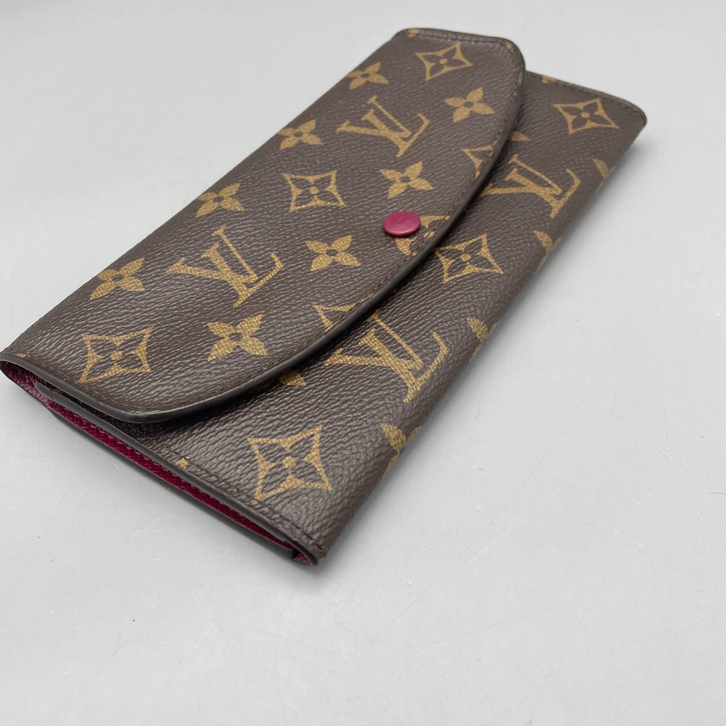 Louis Vuitton - Portefeuille Sarah - Monogram canvas with grained leather interior - Brown with purple-red accent - (medium)