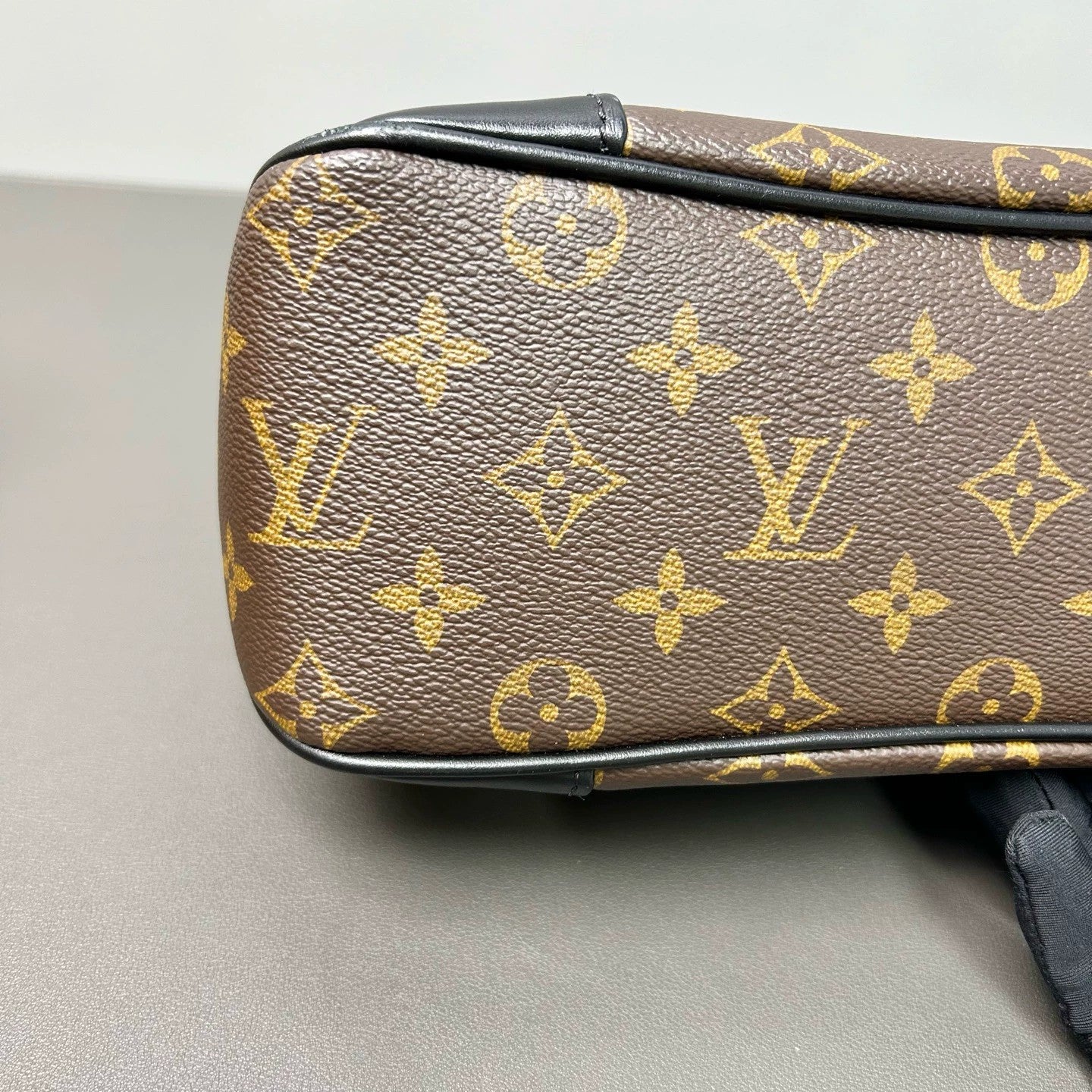 Louis Vuitton - Monogram Croissant Hobo Bag - Monogram coated canvas with black leather trim - Brown - (Small)